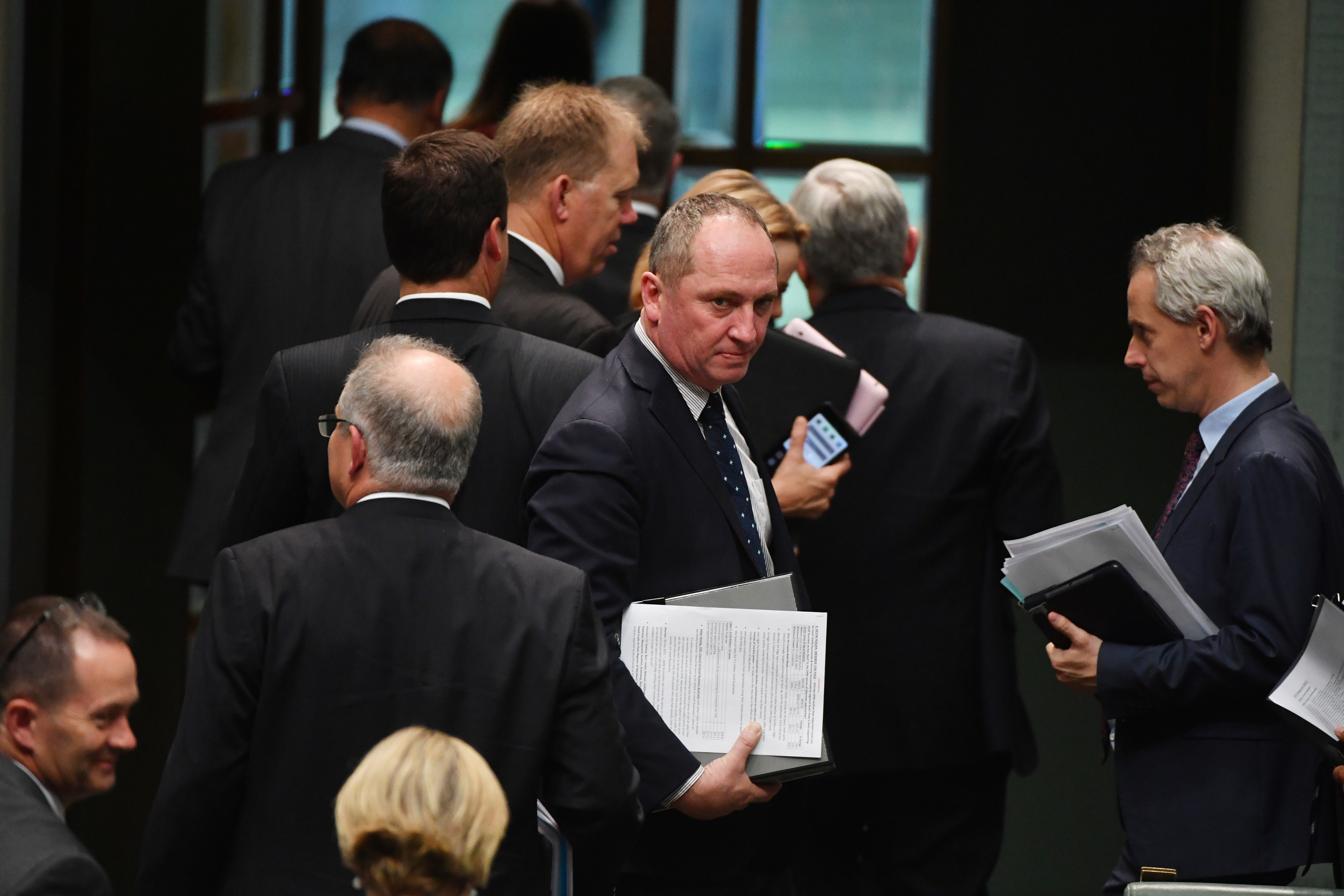 Crossbenchers push agendas amid crisis