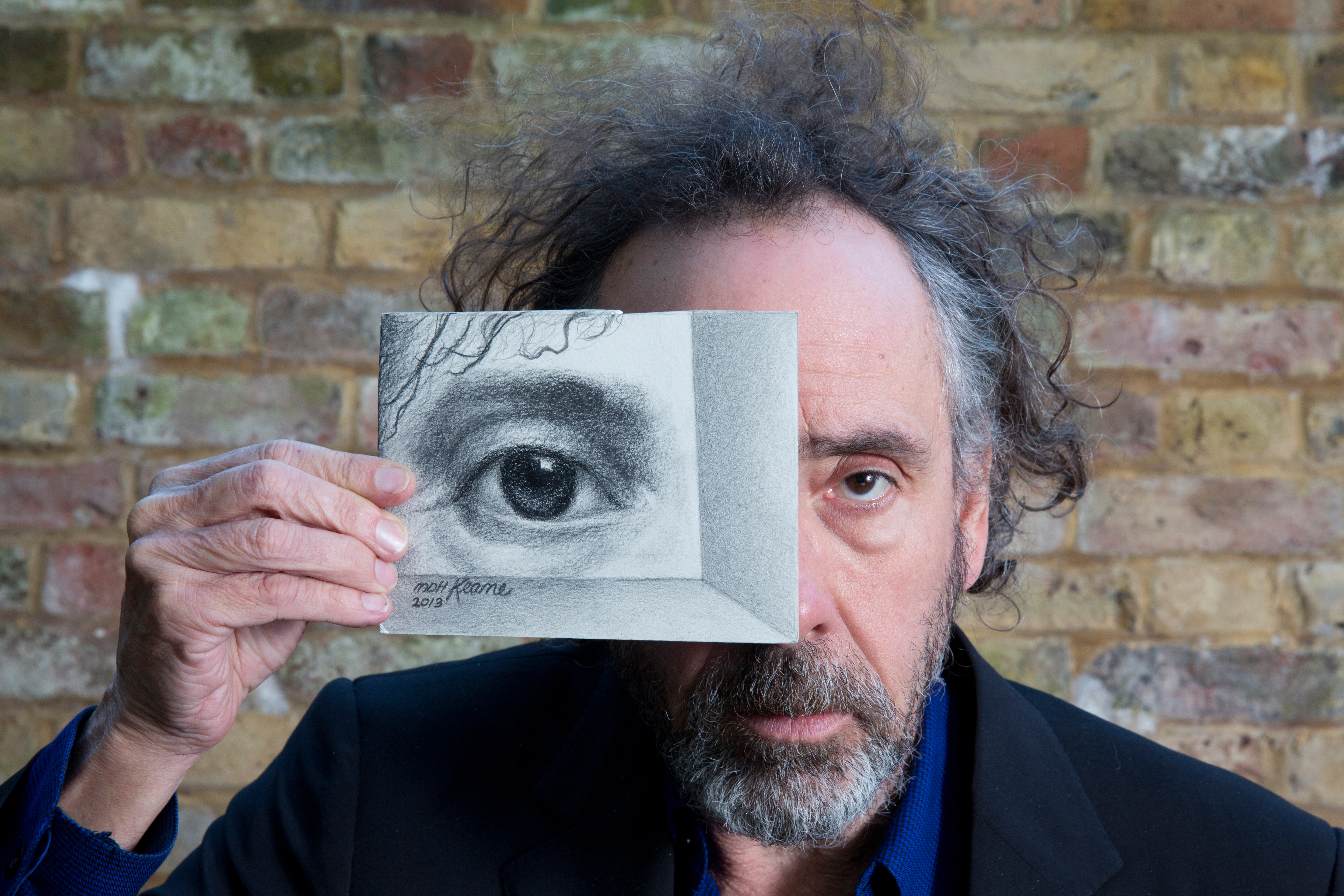 Tim Burton sketches artist Margaret Keane in Big Eyes