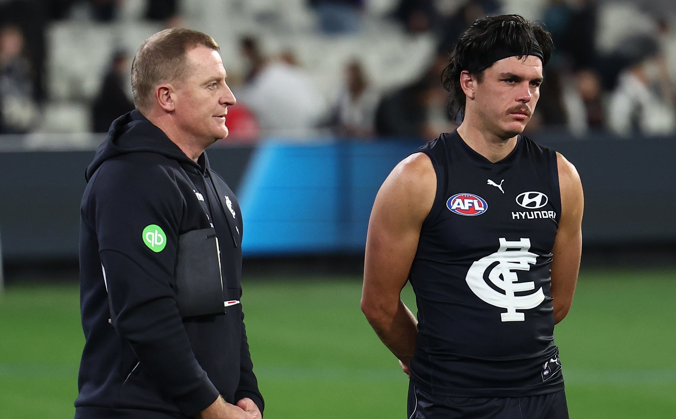 Blues senior coach Michael Voss with Elijah Hollands on field.