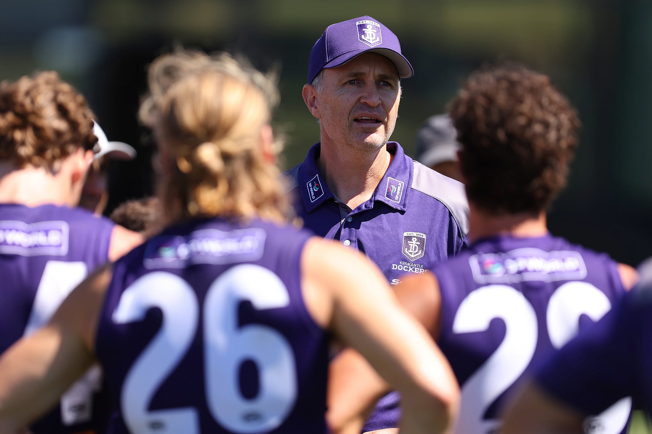 Fremantle Dockers coach Justin Longmuir addresses his players.