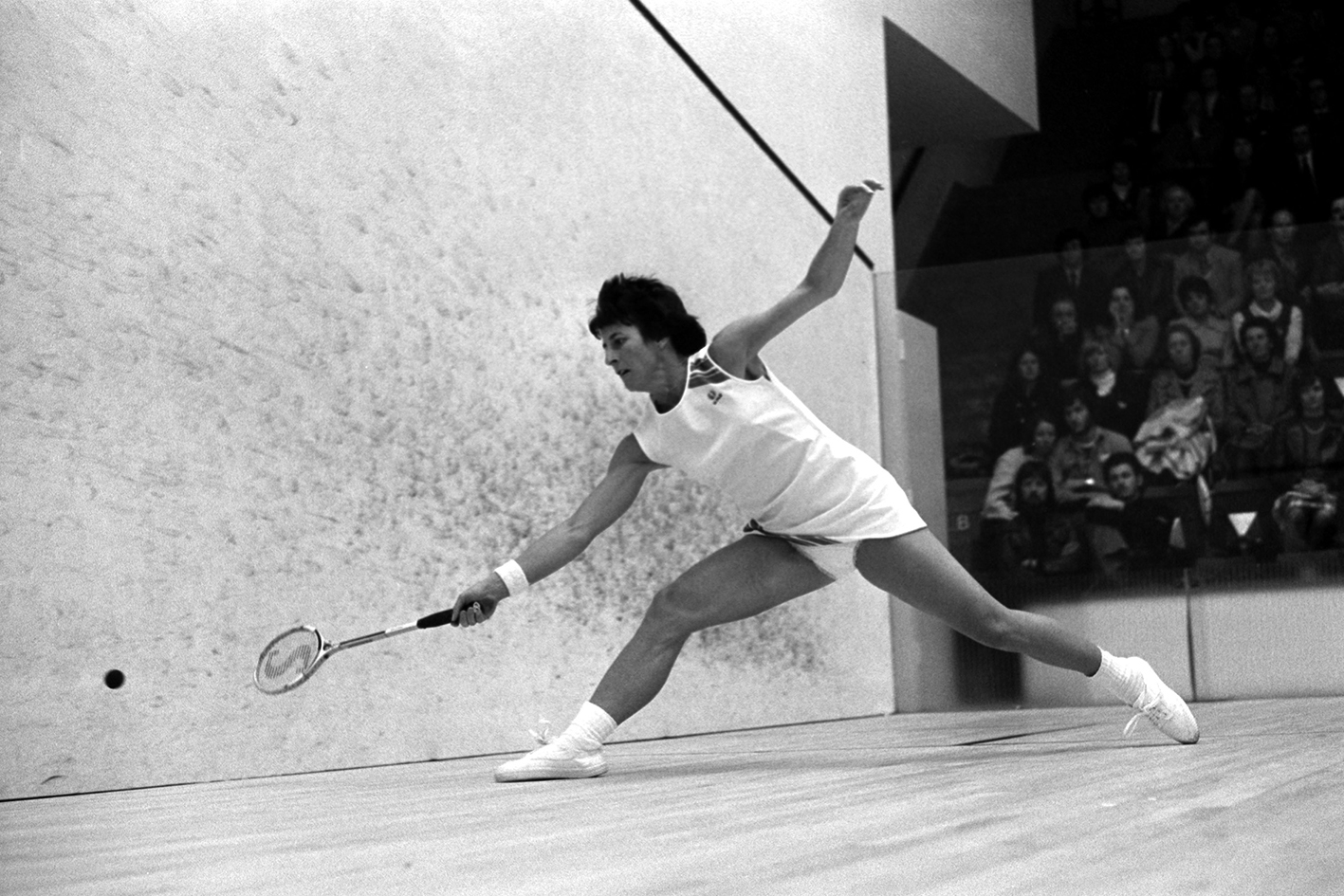 Heather McKay at full stretch during the 1975 British Open.