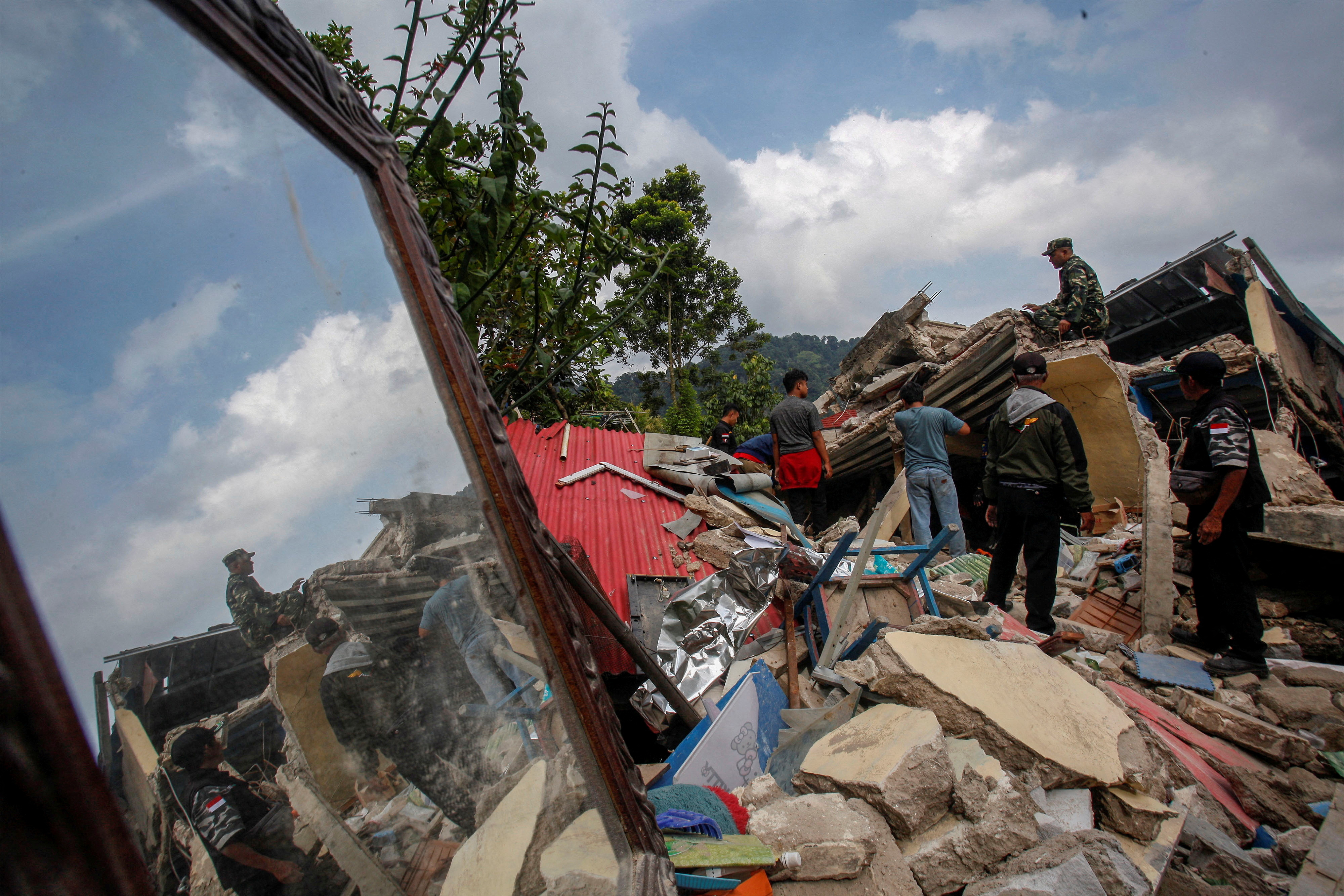 Scores dead, thousands evacuated after Java quake