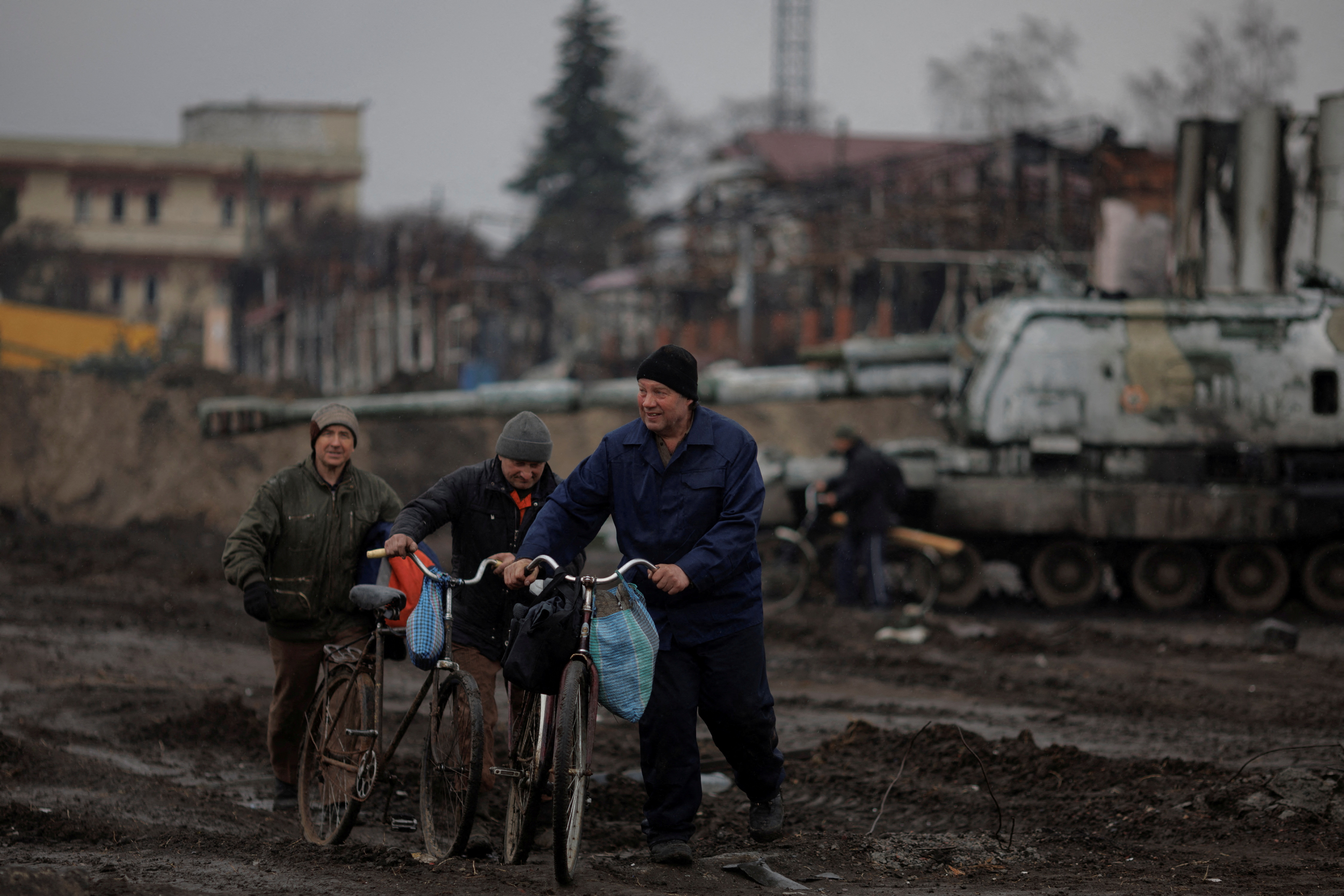 Russia ‘scaling back’ yet shelling of Ukraine continues