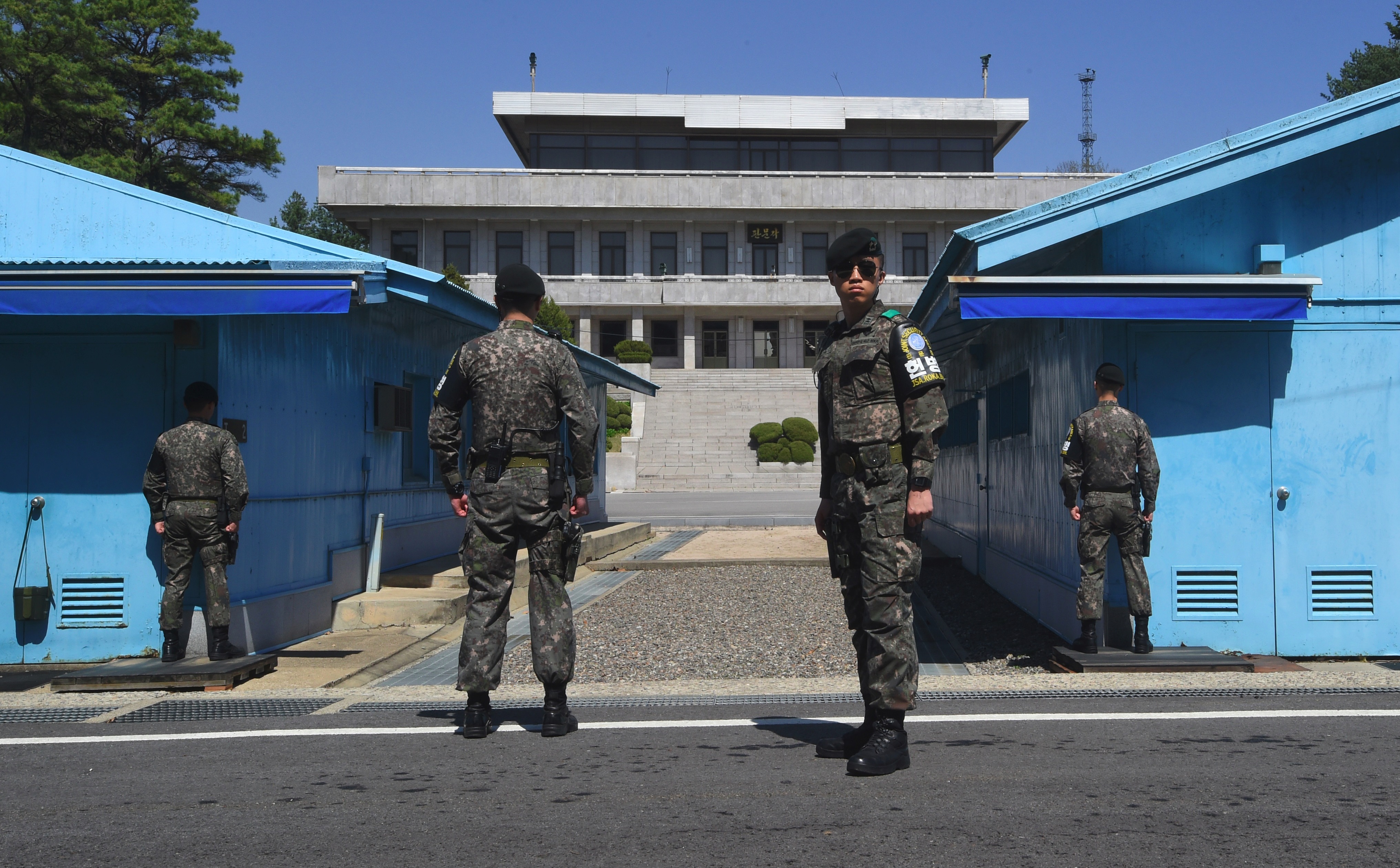Kim Jong-un and Moon Jae-in meet in the DMZ