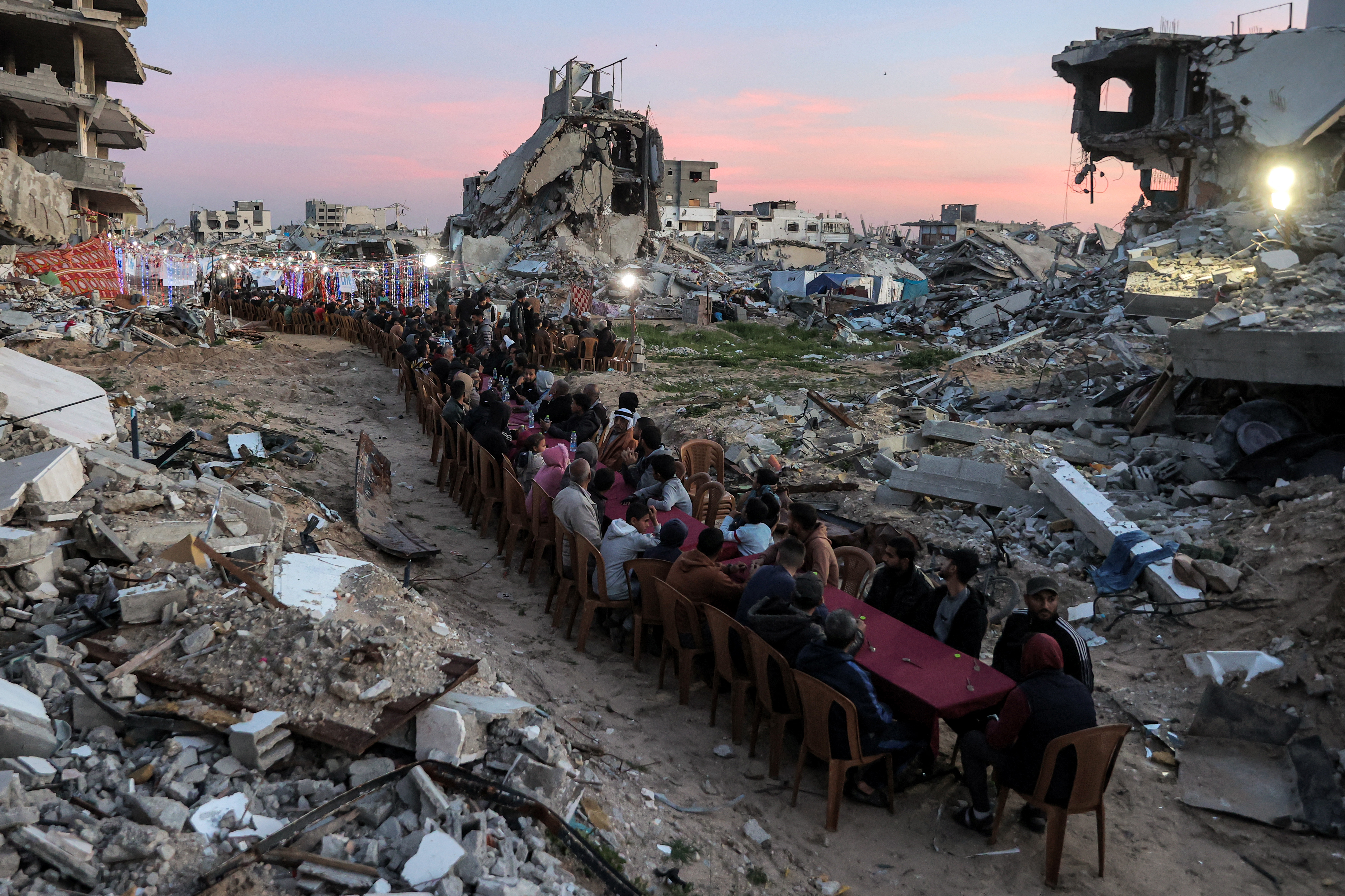 Israel halts aid to Gaza as Arab nations broker rebuild