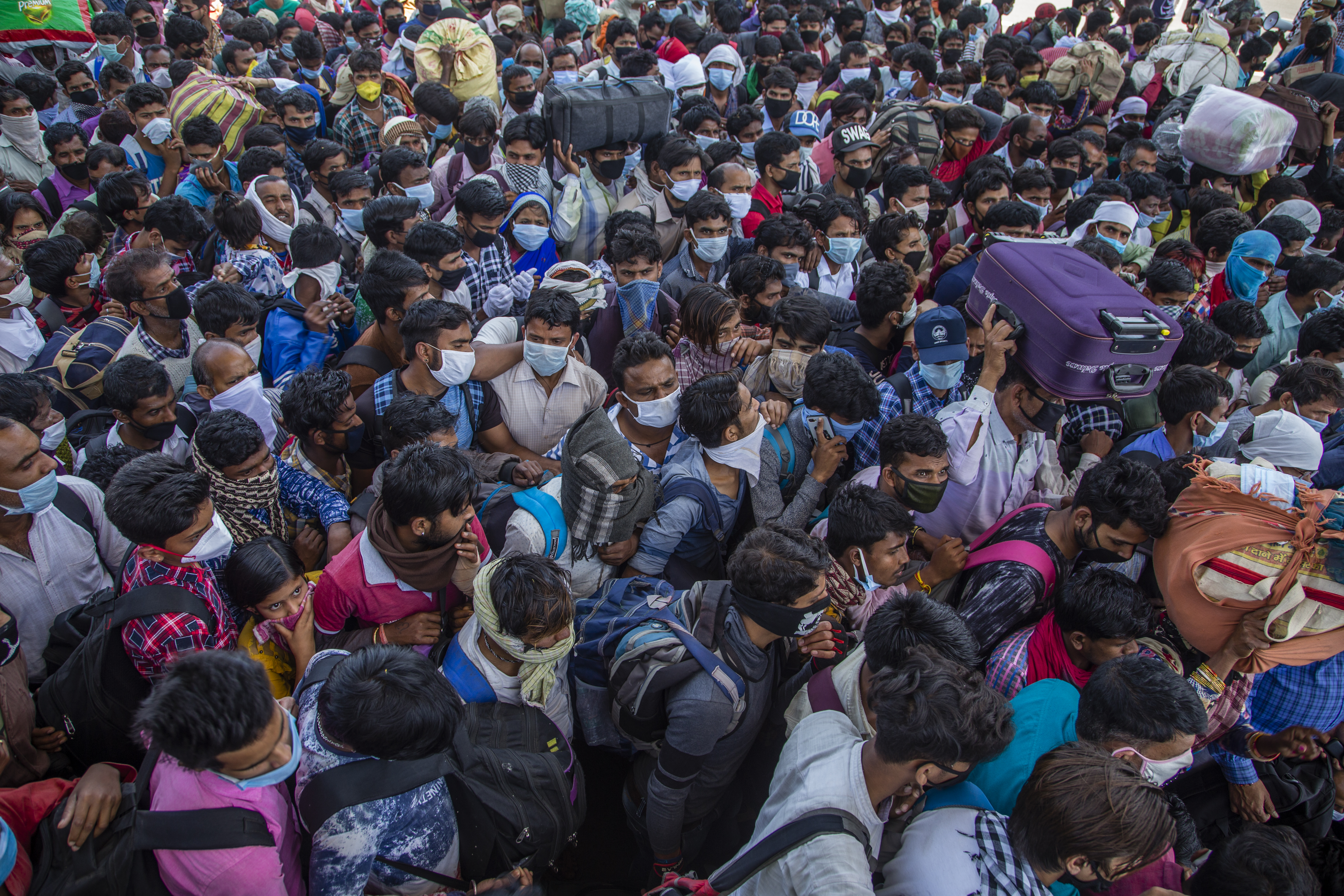Poor flee cities as India locks down