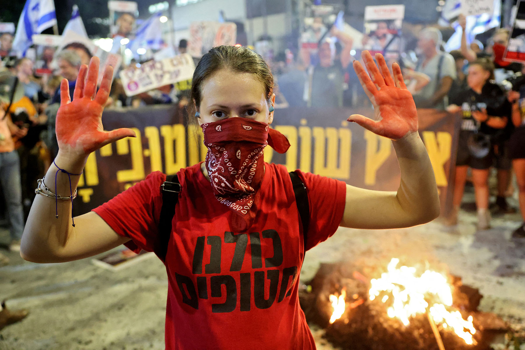 Netanyahu defies protests to dig in on ceasefire deal 