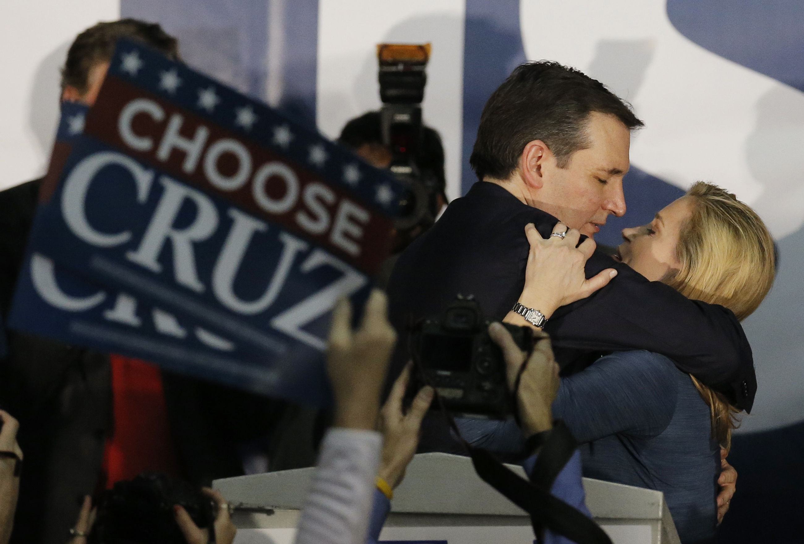 Iowa poll favourite Trump can’t take a trick against Cruz