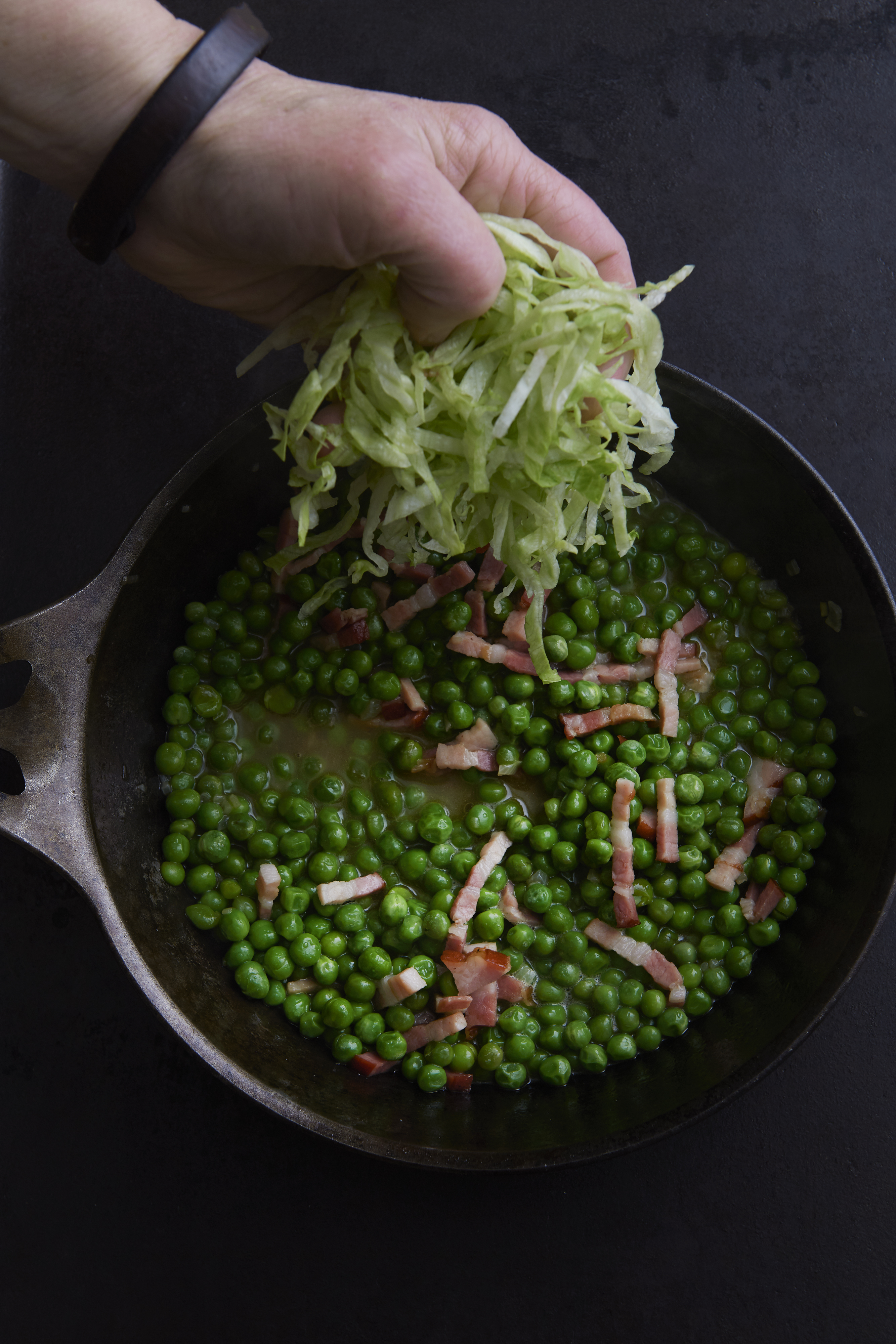 Chicken mousseline sausages with petits pois à la française