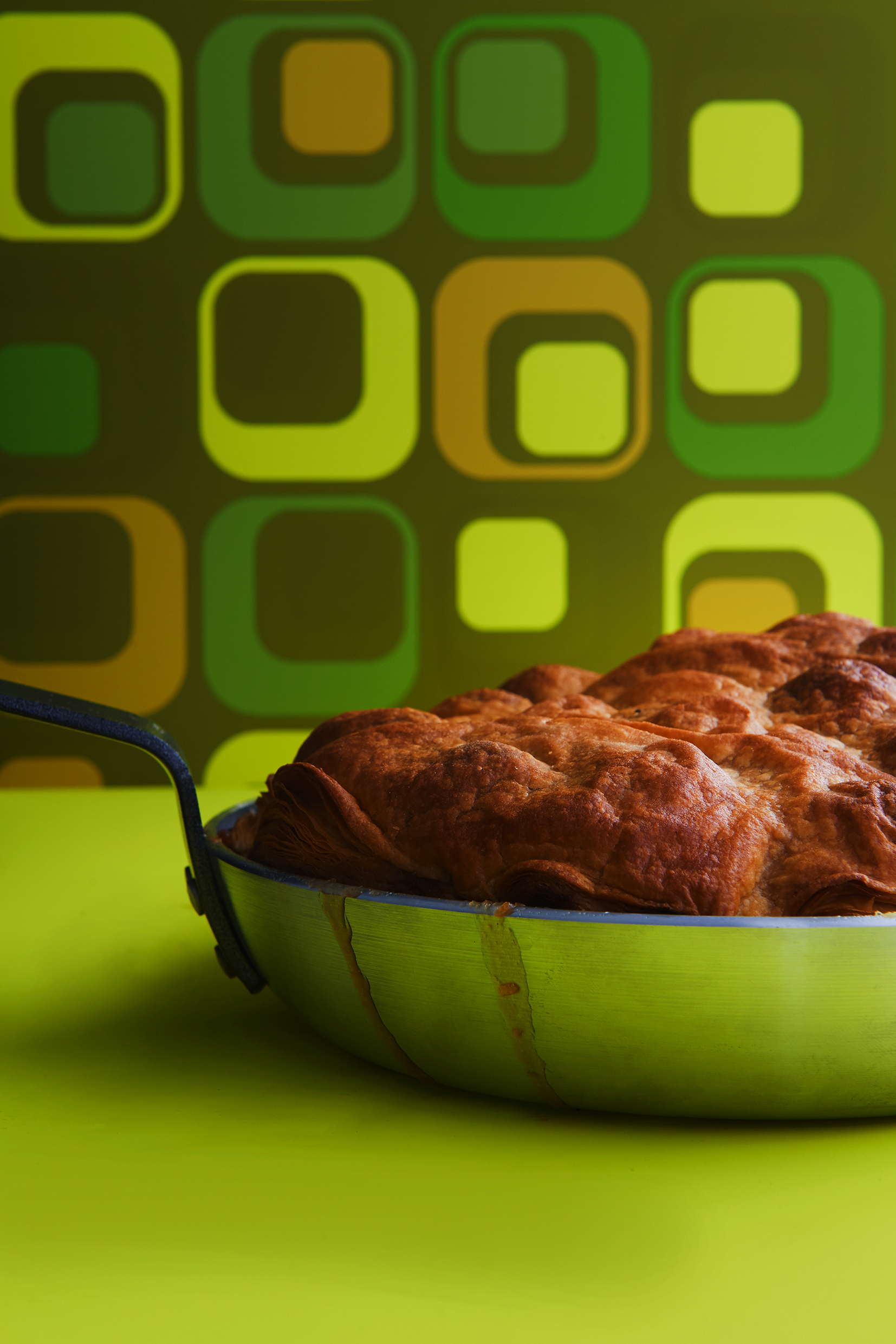 A pan holding a cooked apple tarte Tatin.