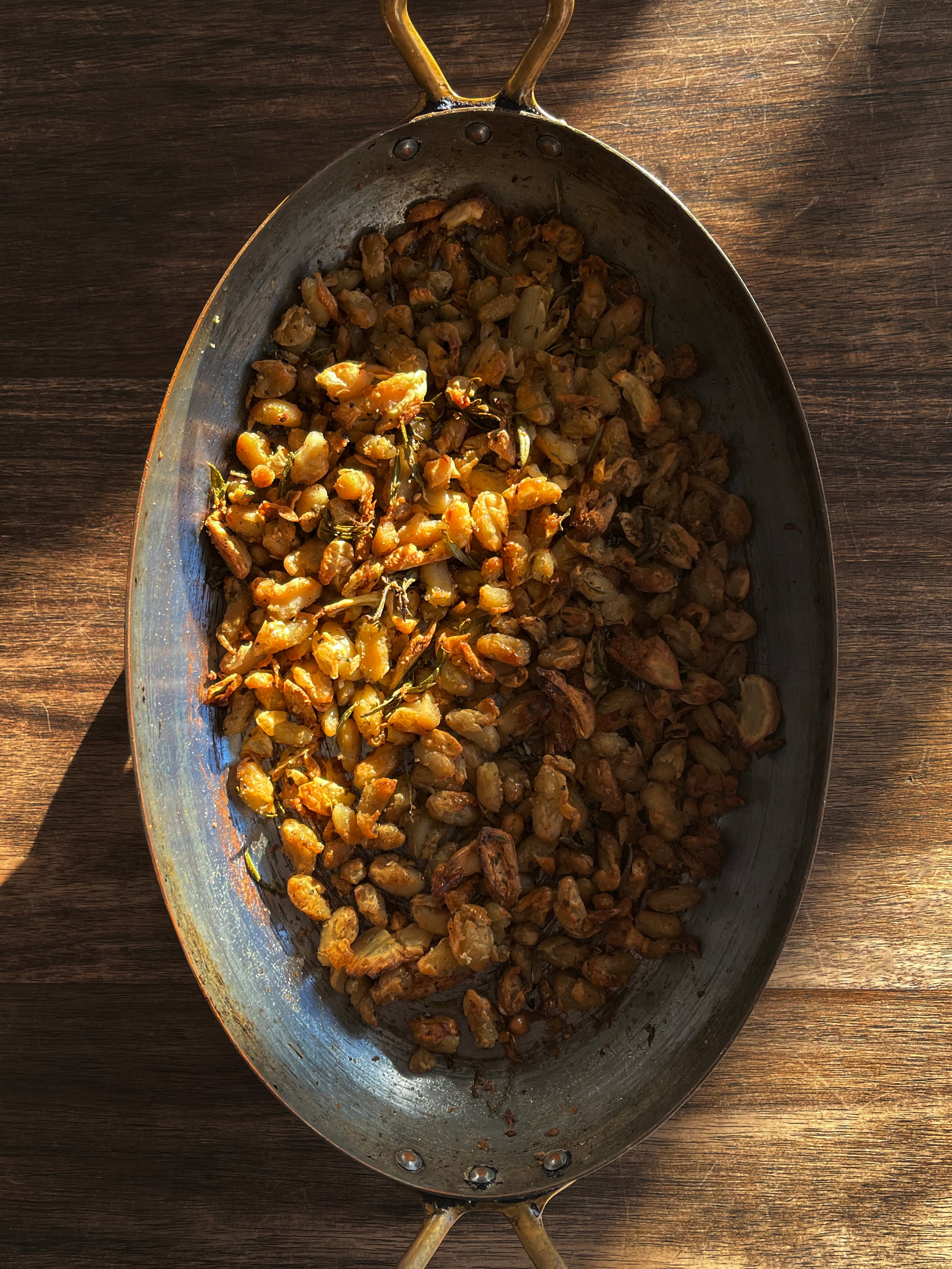 White beans in a pot.