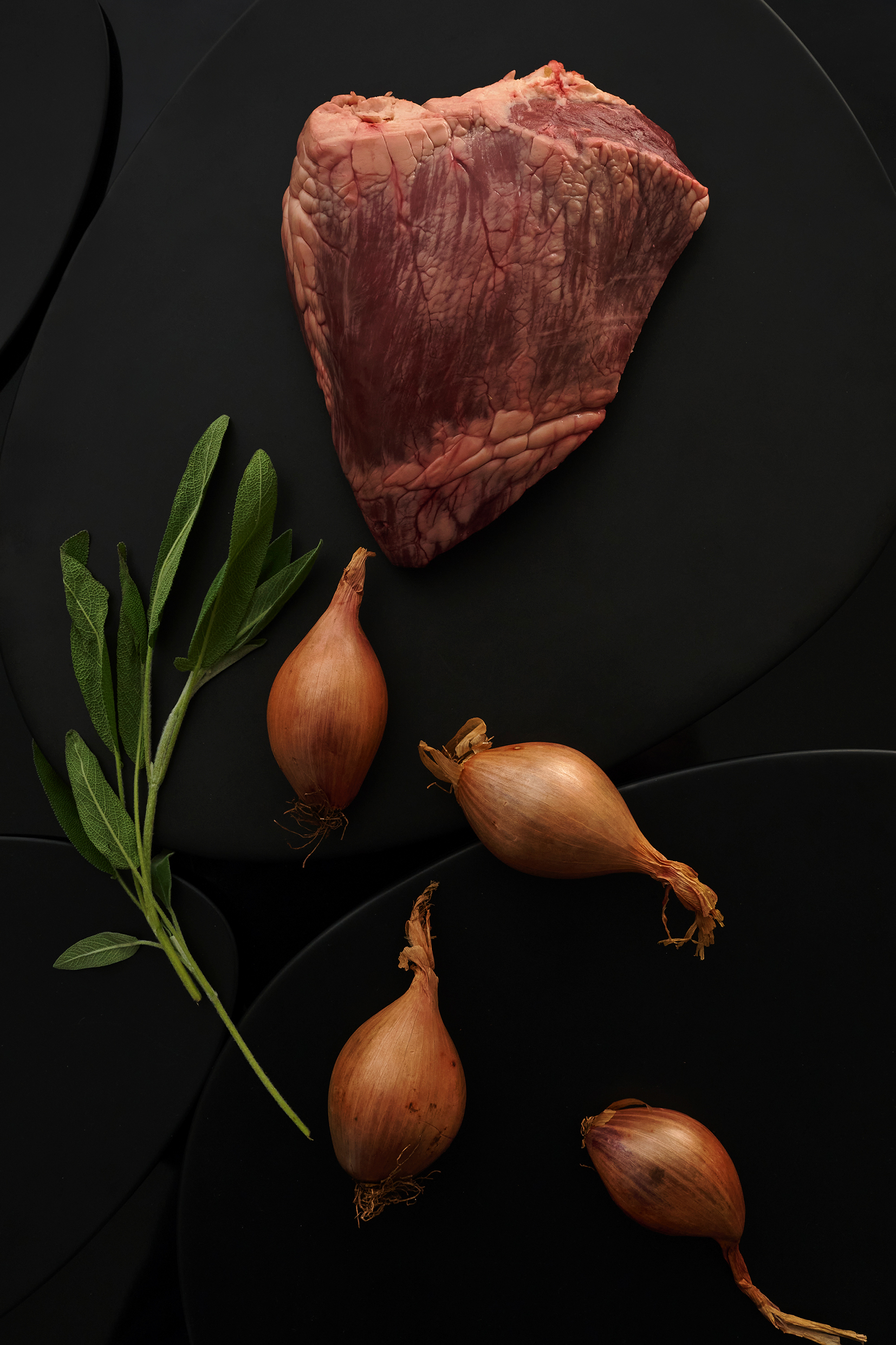 Beef heart with onions and fried sage