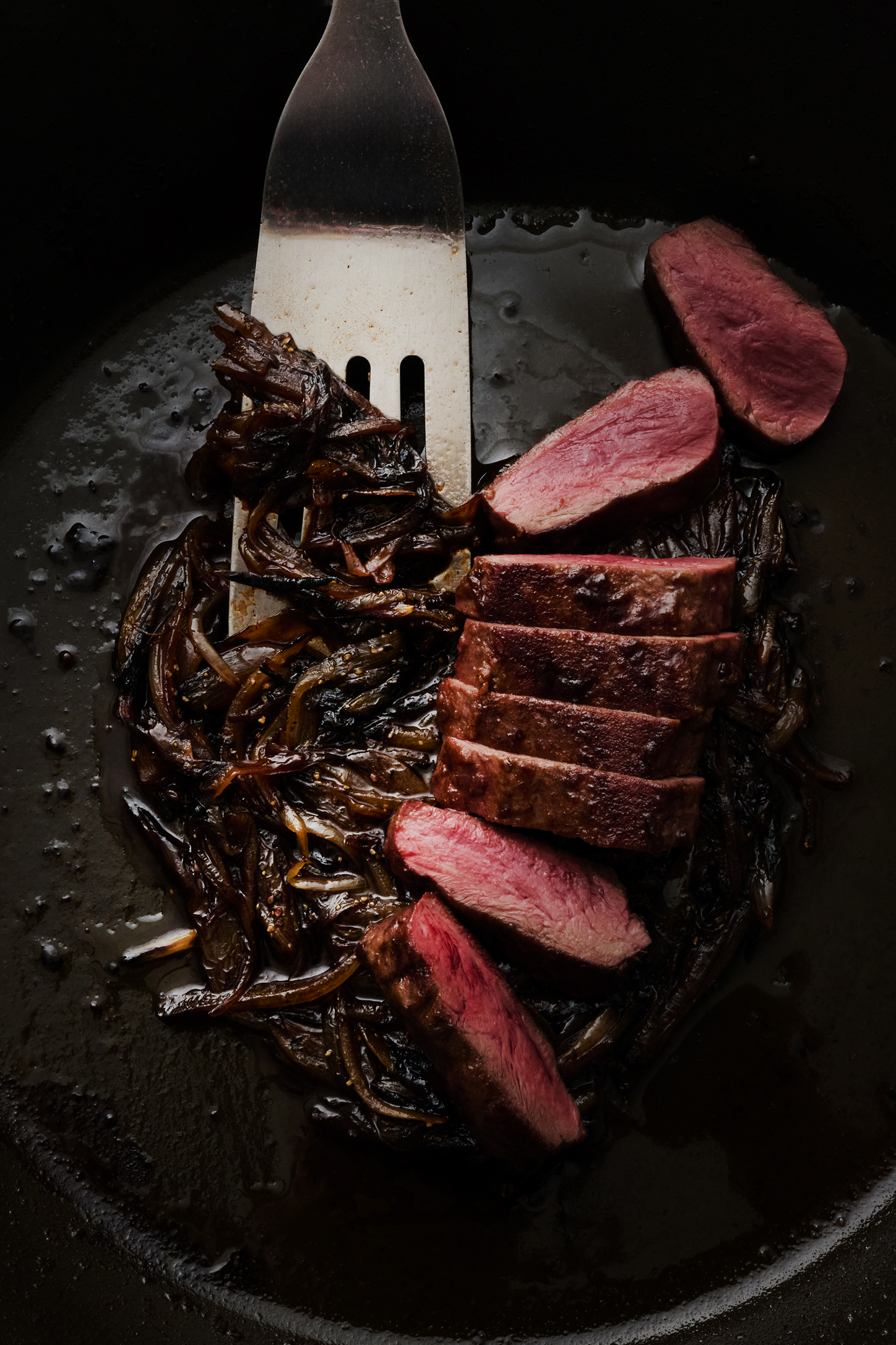 Beef heart with onions and fried sage