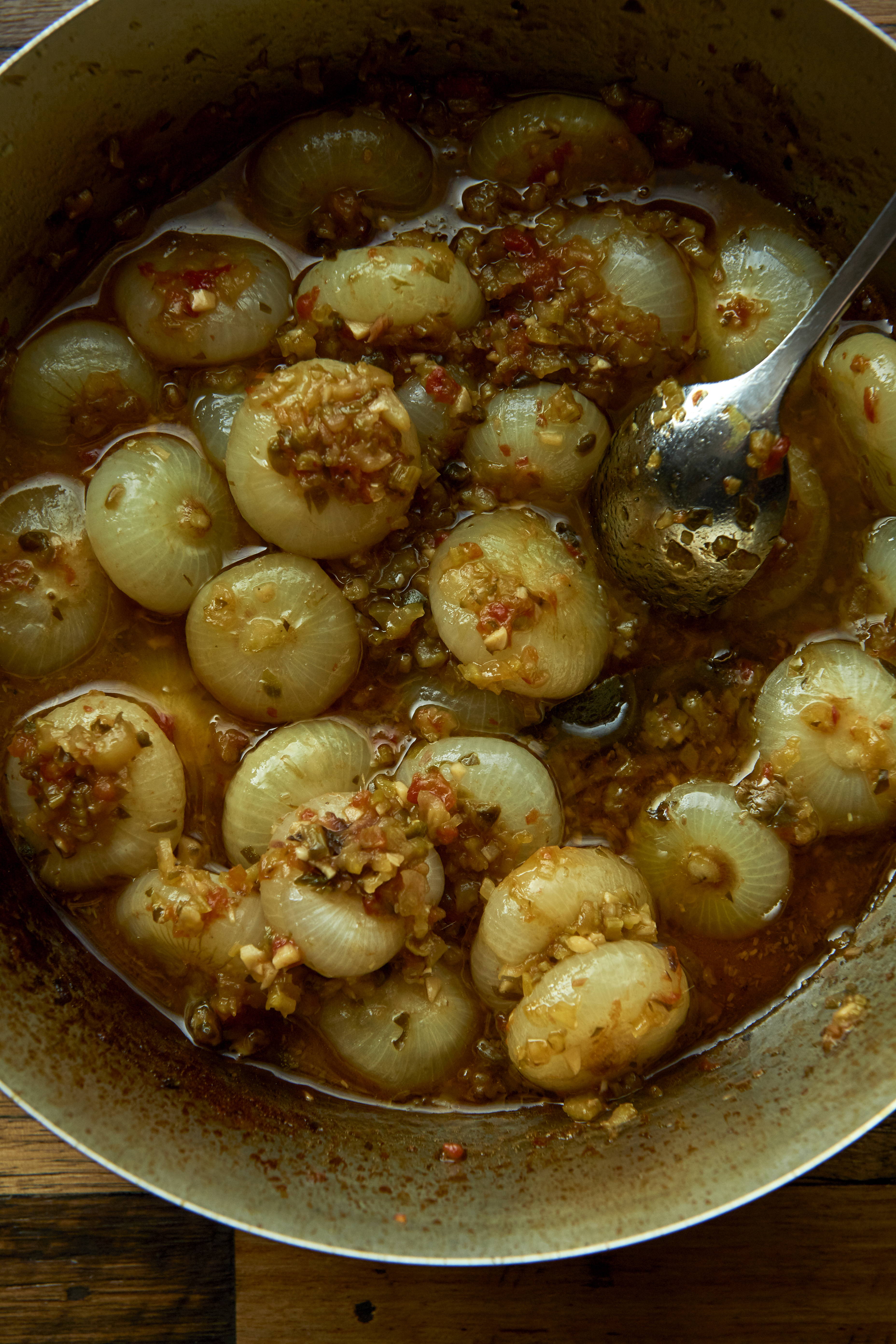 Sweet and sour onions and chicken livers