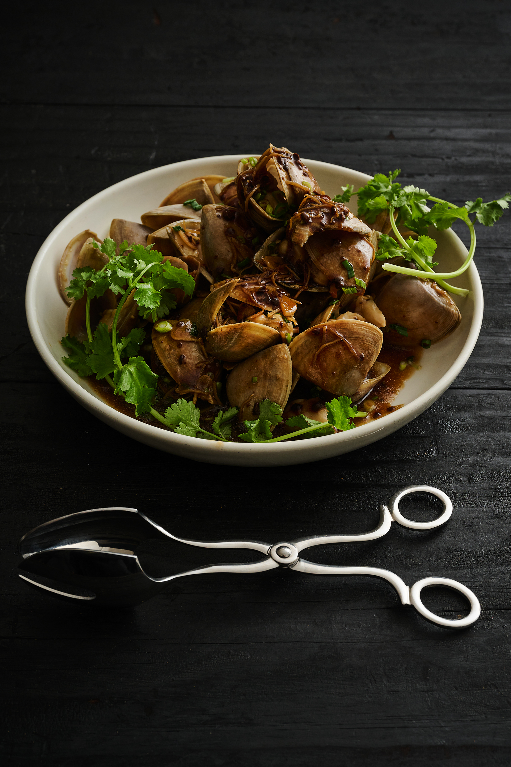 Clams served in a bowl wand with a arish.