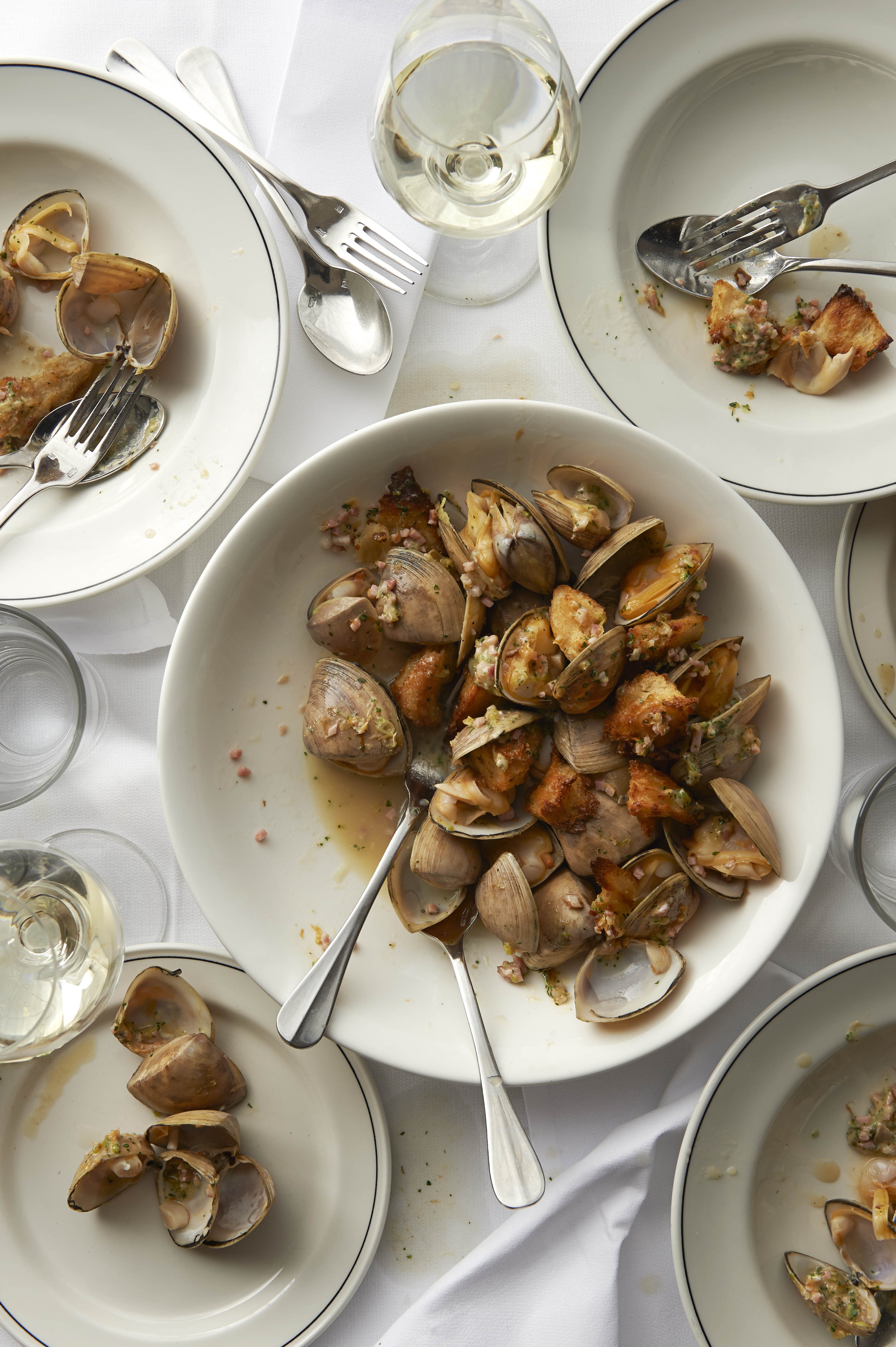 Clams, bacon and bread