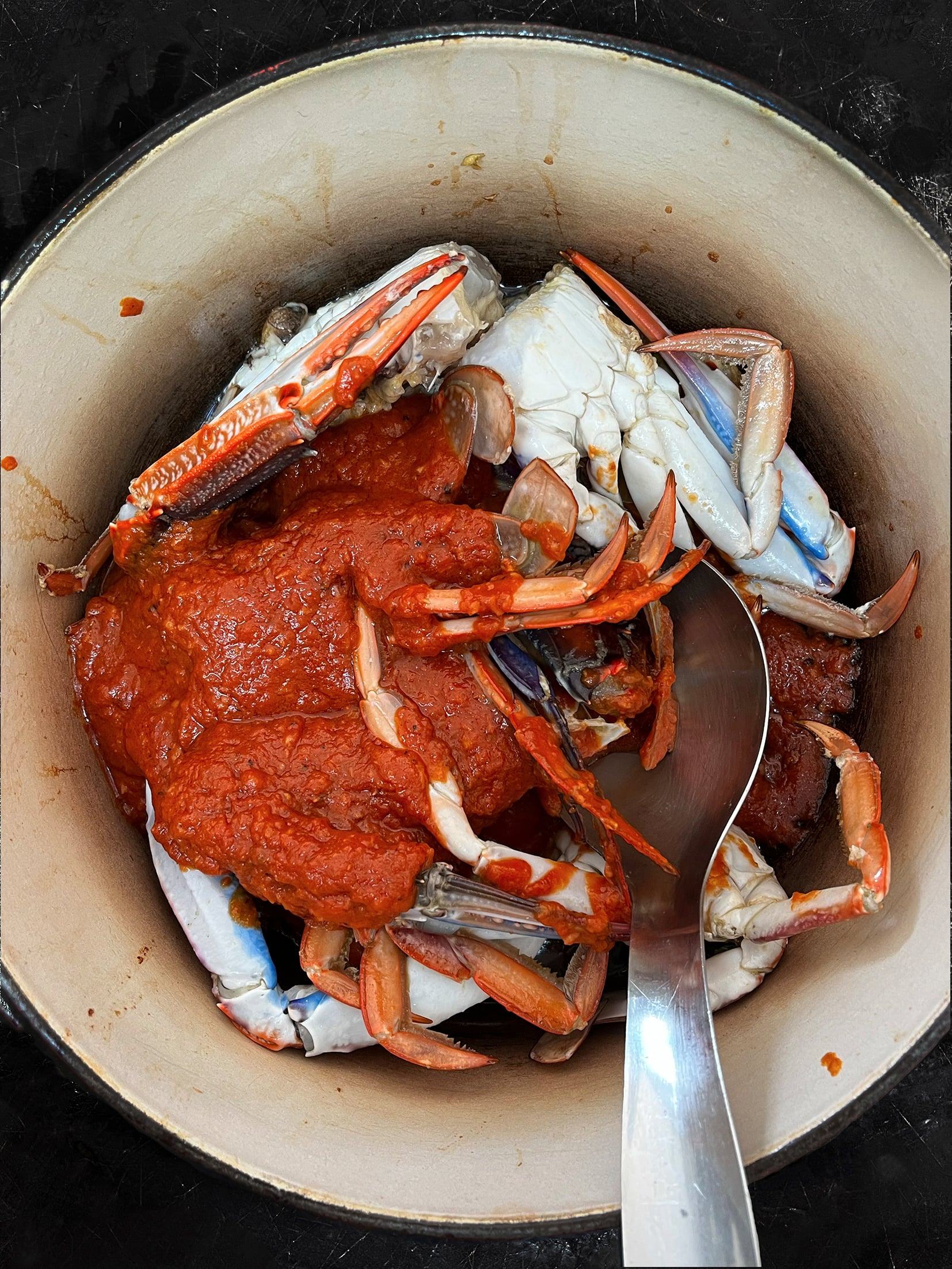 Cooked crab in a ceramic bowl.