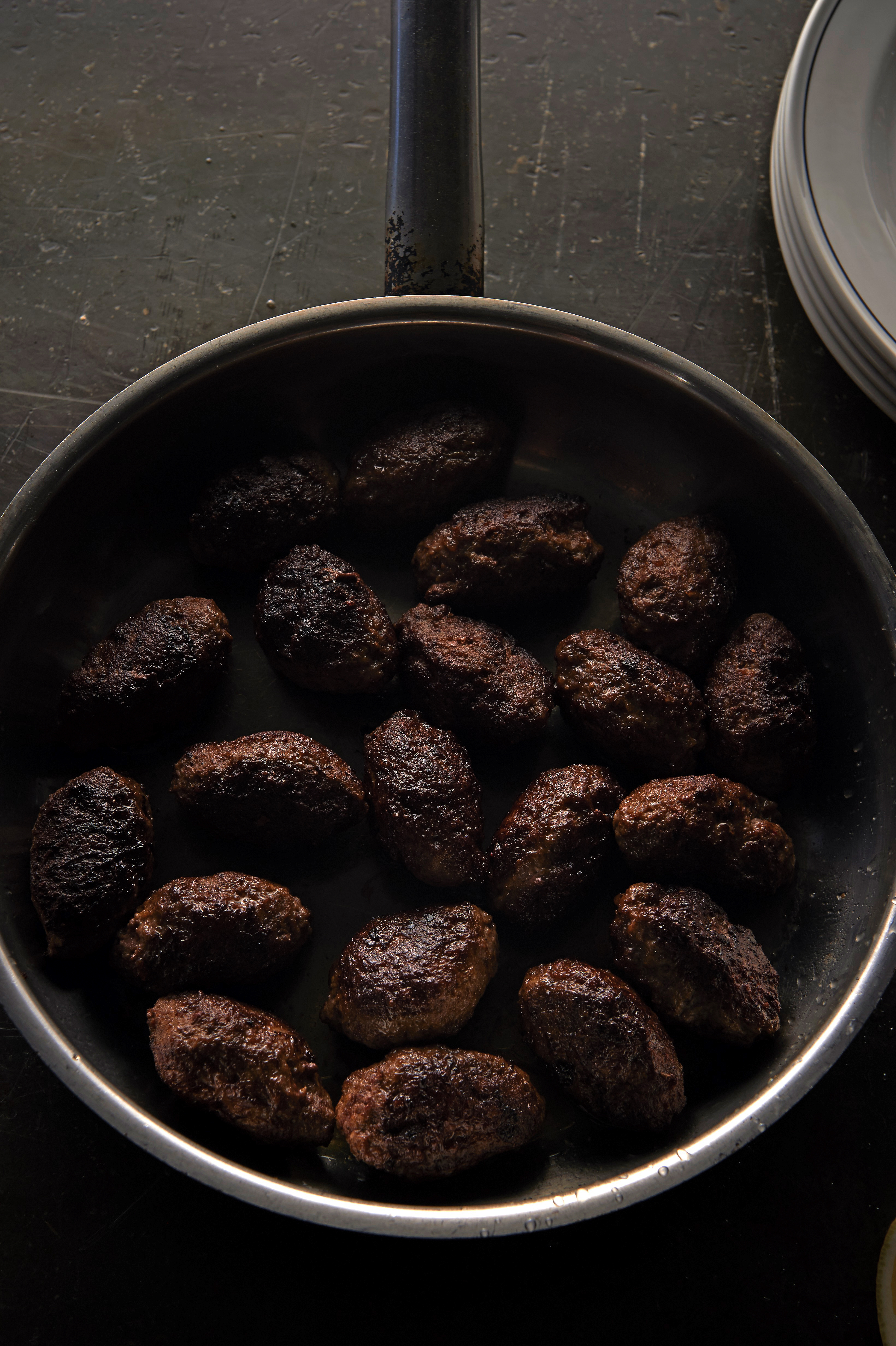Merguez meatballs with yoghurt sauce and parsley salad