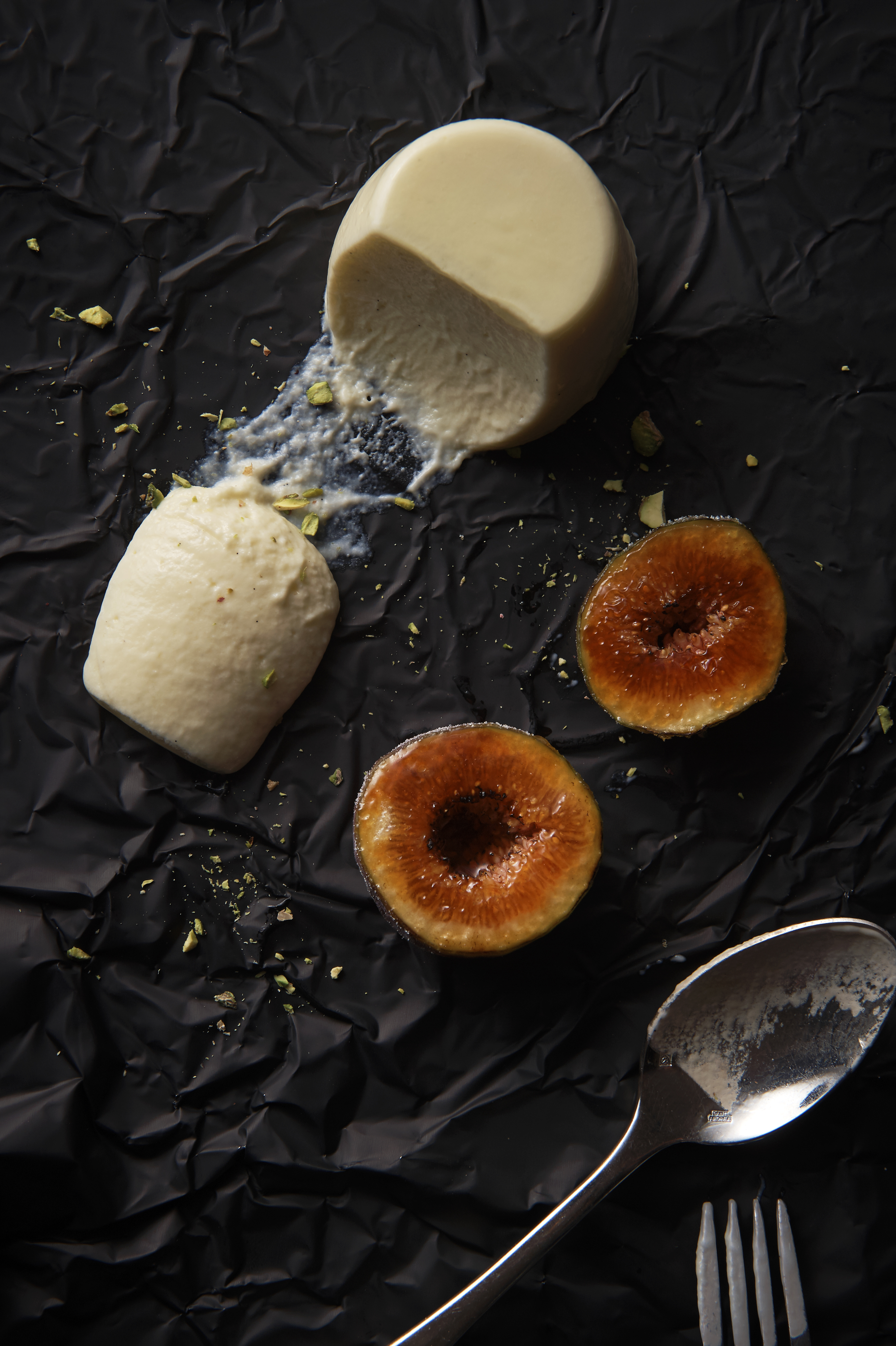 Yoghurt panna cotta with caramelised figs and pistachio nuts