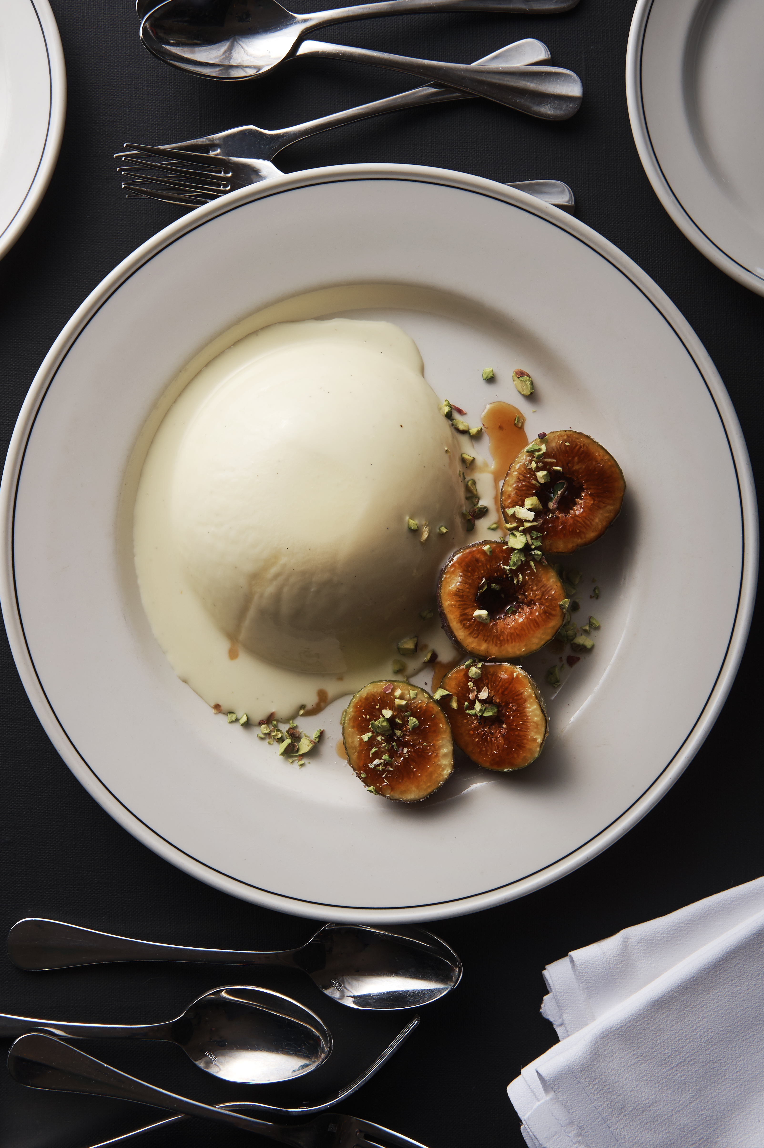 Yoghurt panna cotta with caramelised figs and pistachio nuts