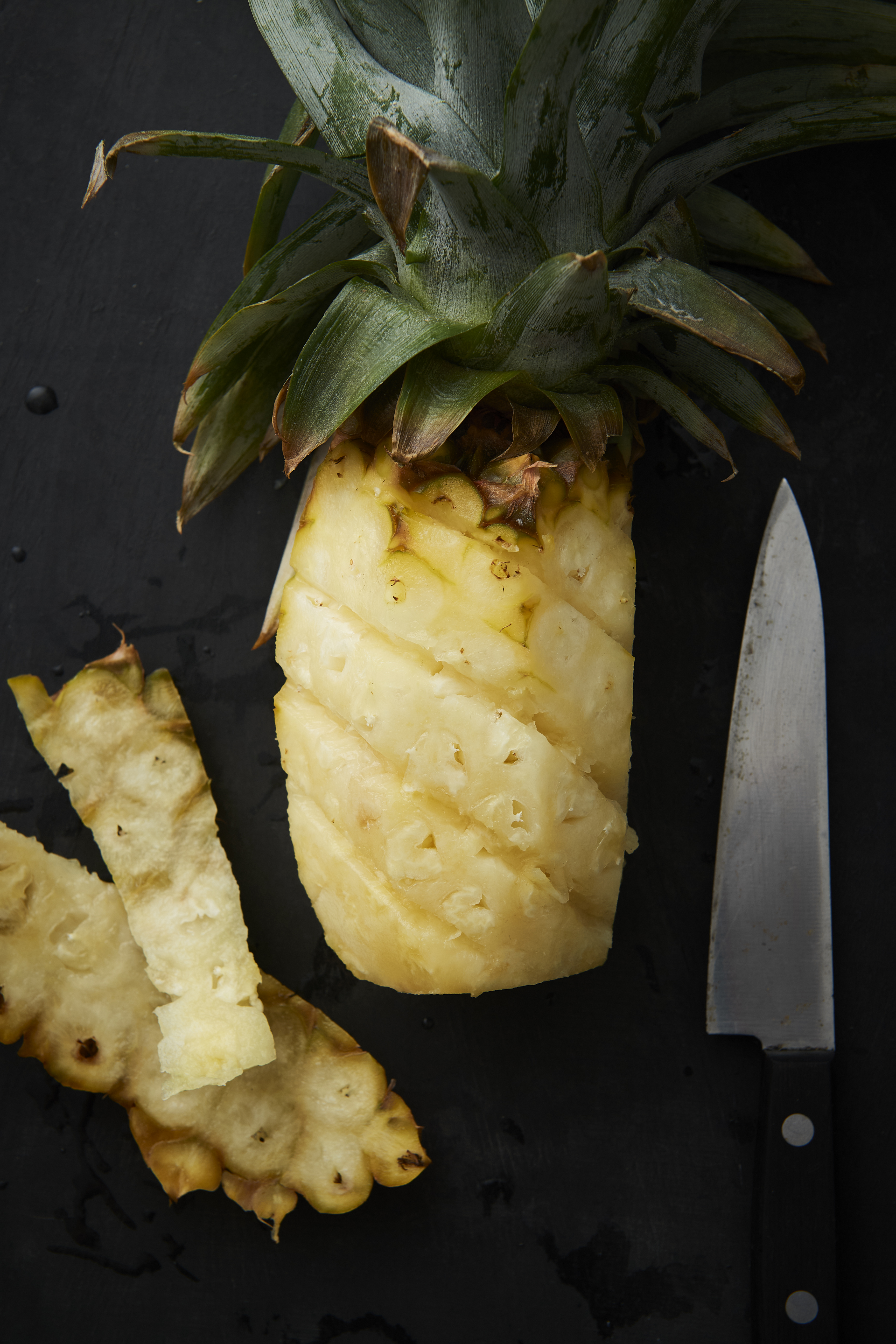 Grilled pineapple with matcha tea, lime and coconut