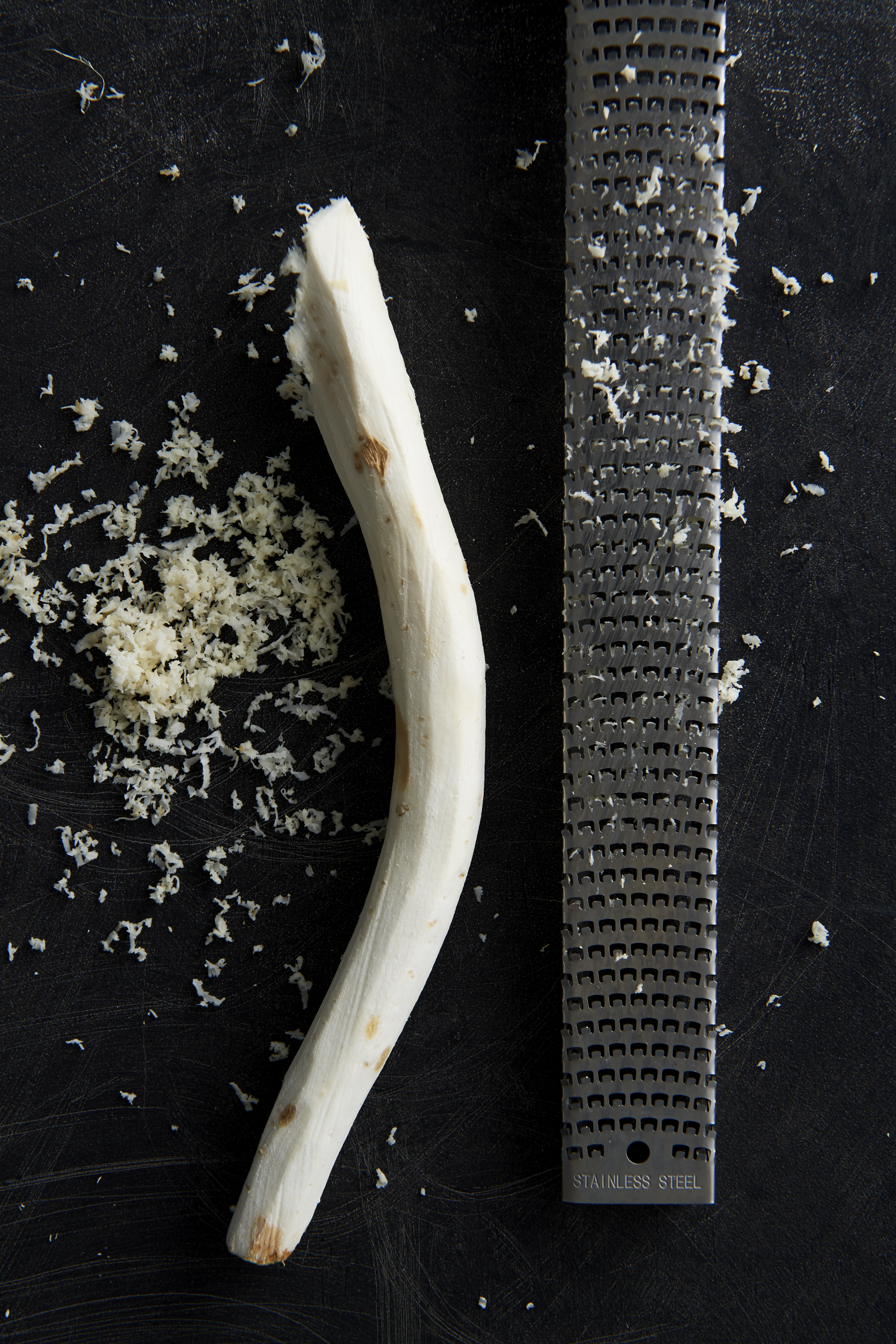 Raw sea bream with fresh horseradish, shallot and lemon dressing