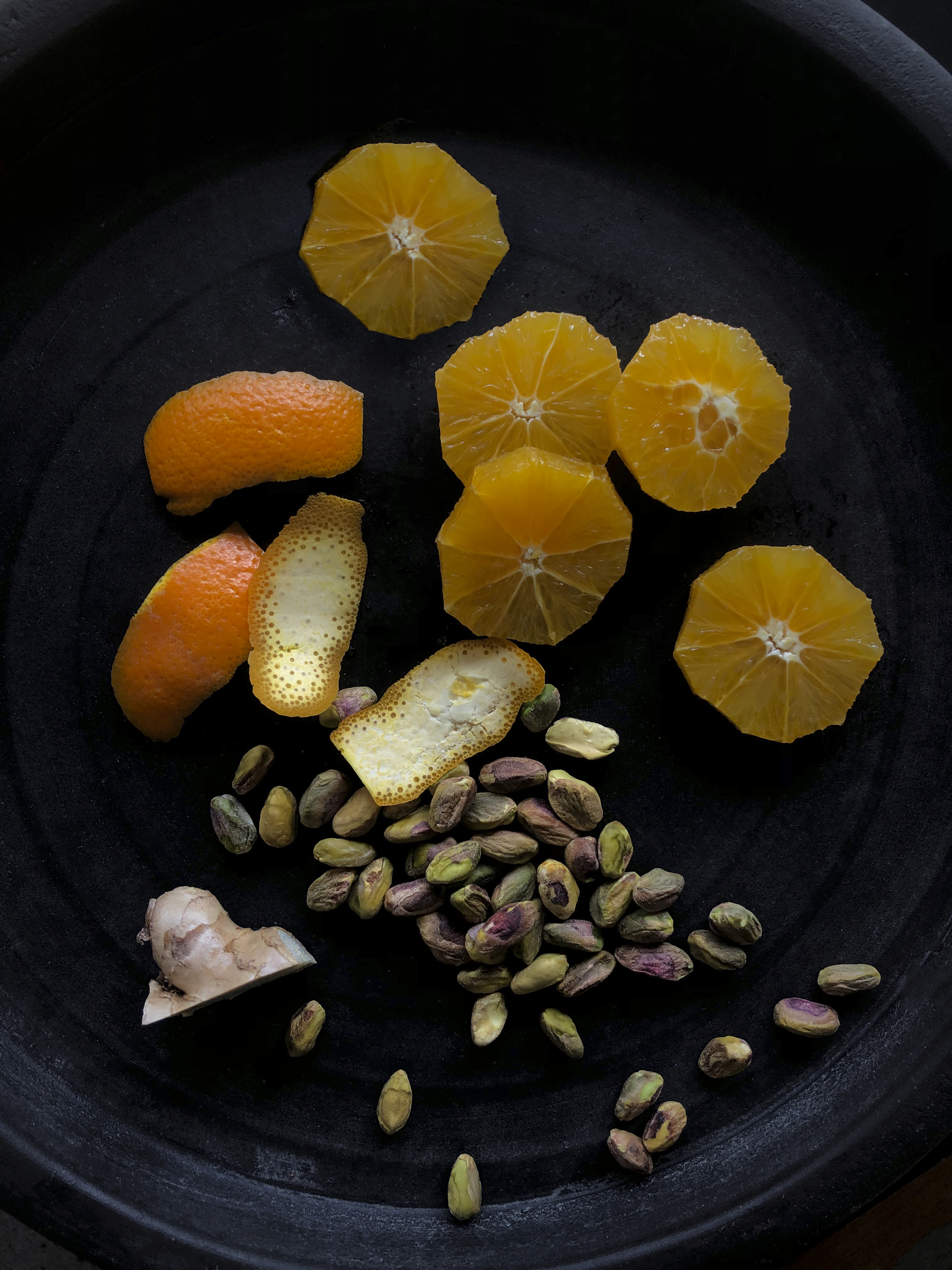 Oranges with olive oil, pistachio and black pepper