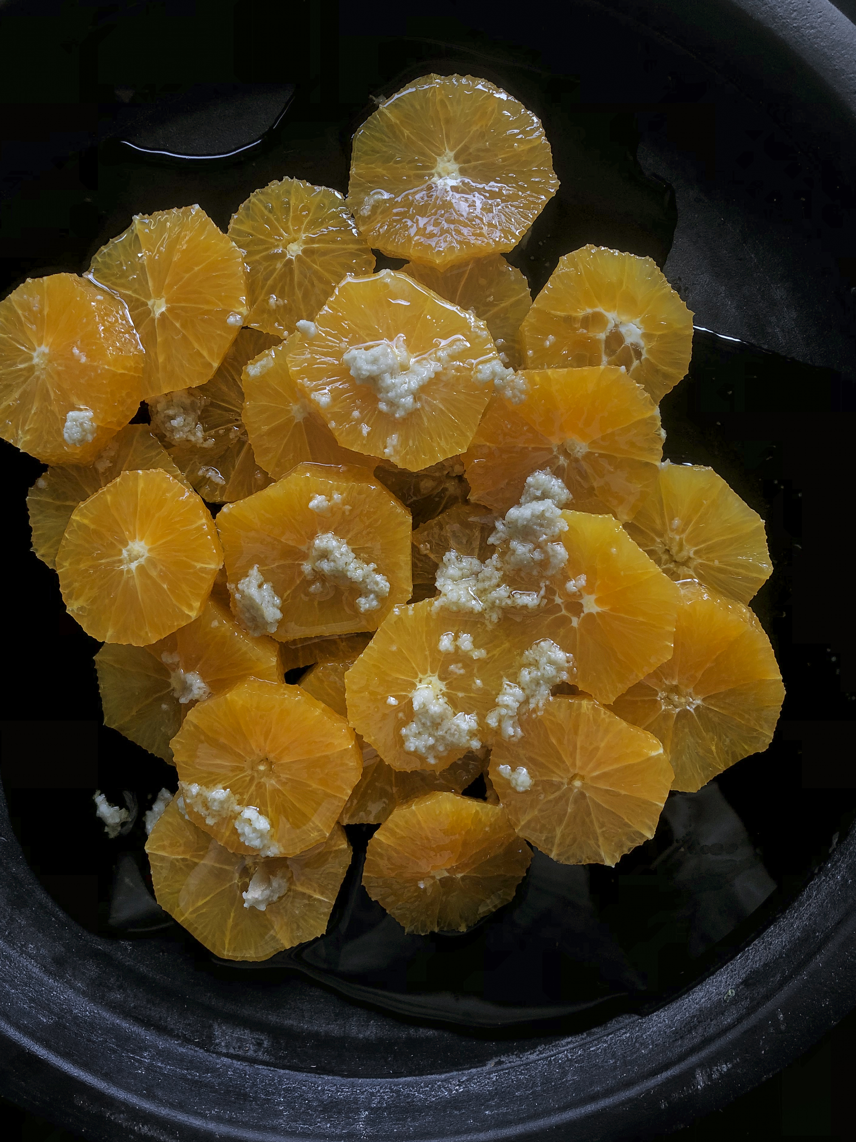 Oranges with olive oil, pistachio and black pepper