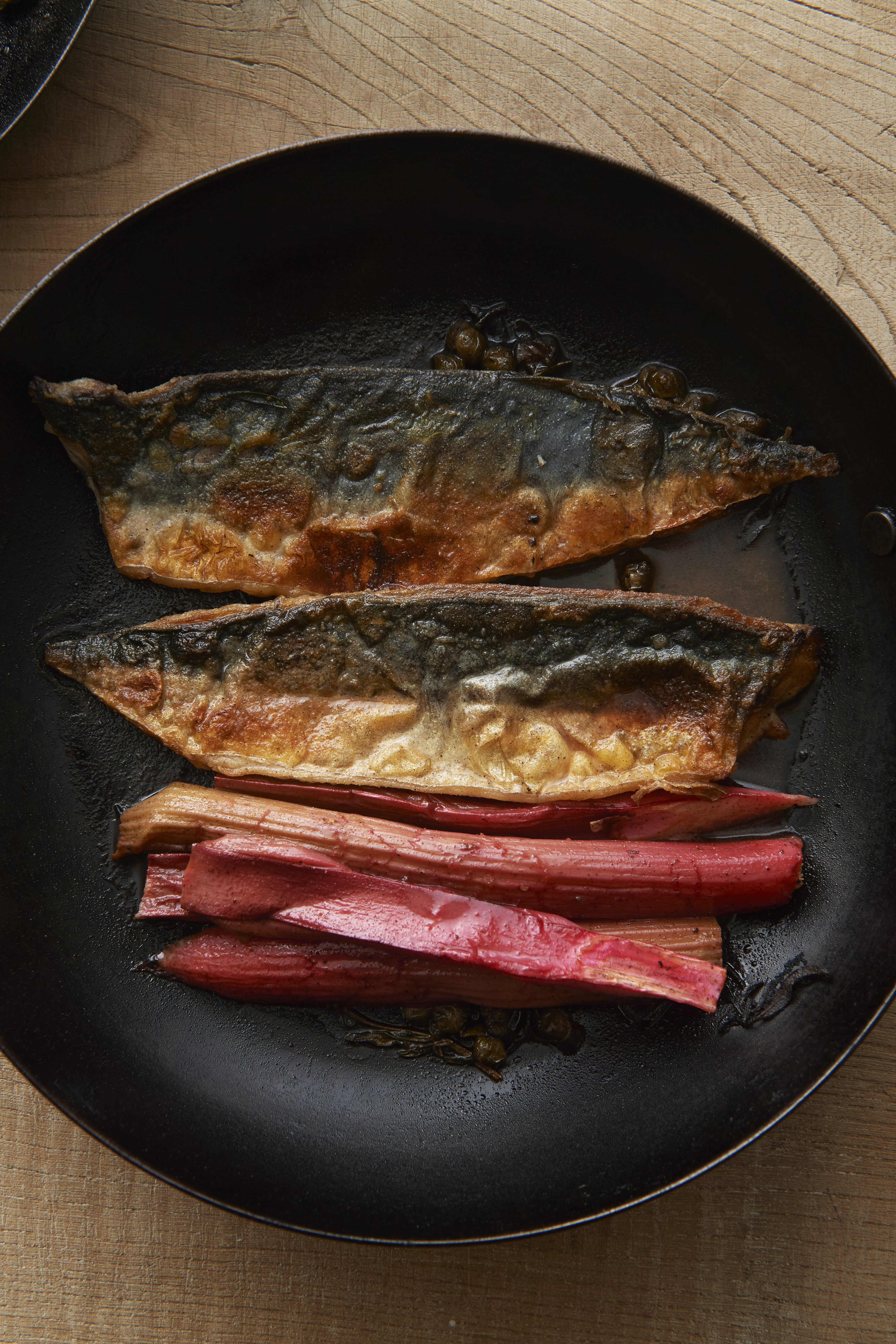 Fried mackerel with rhubarb and capers