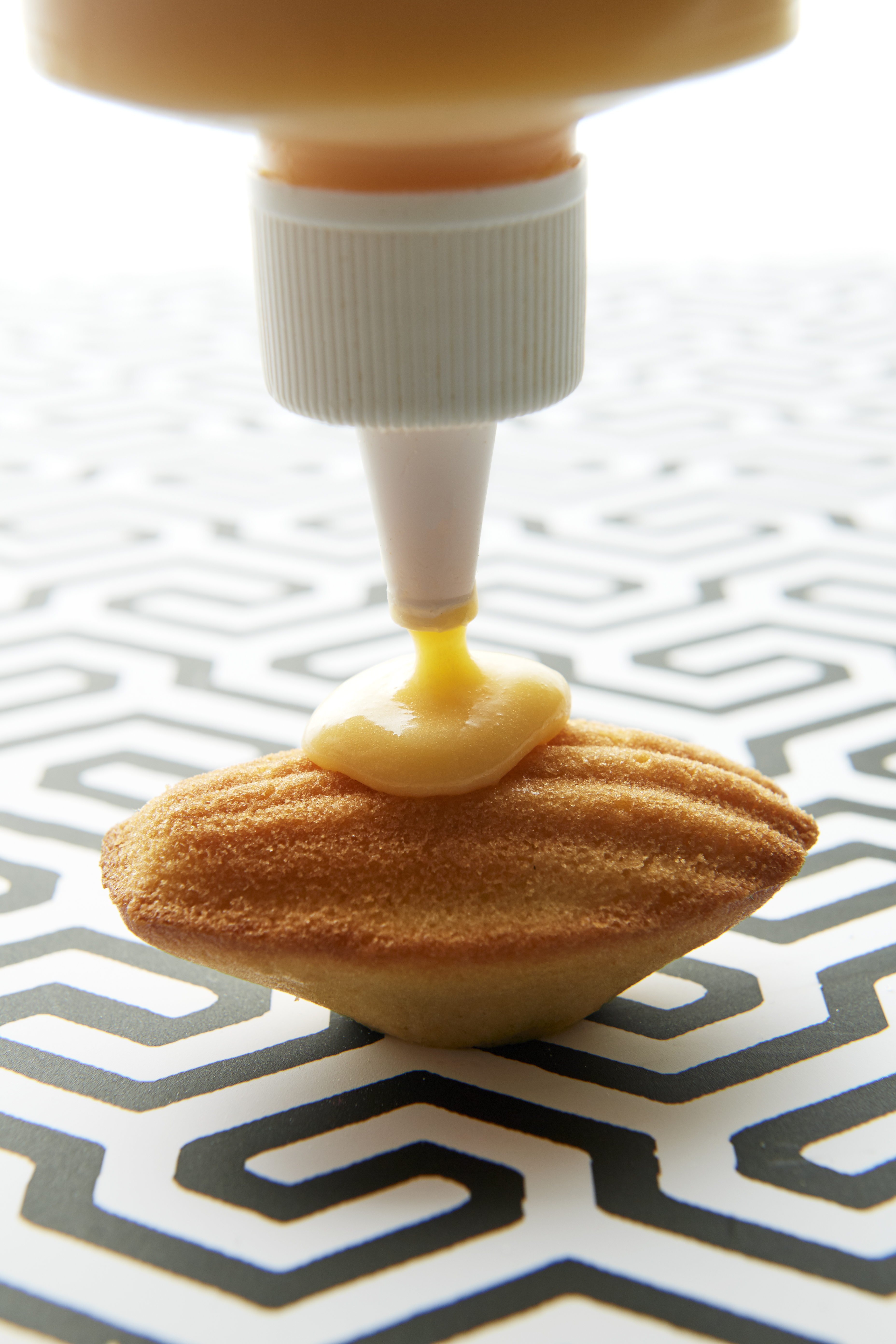 Madeleines filled with lemon curd
