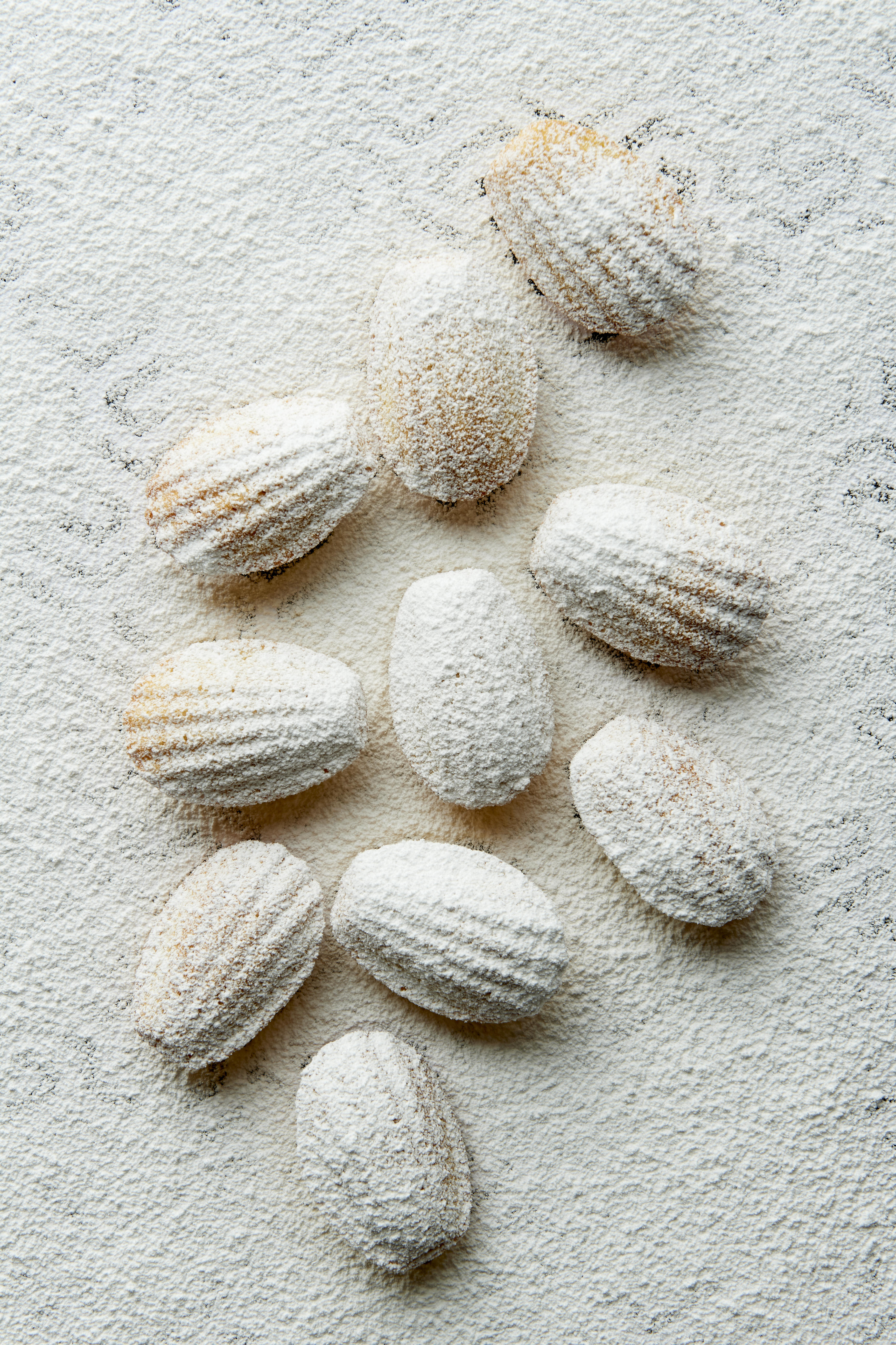 Madeleines filled with lemon curd