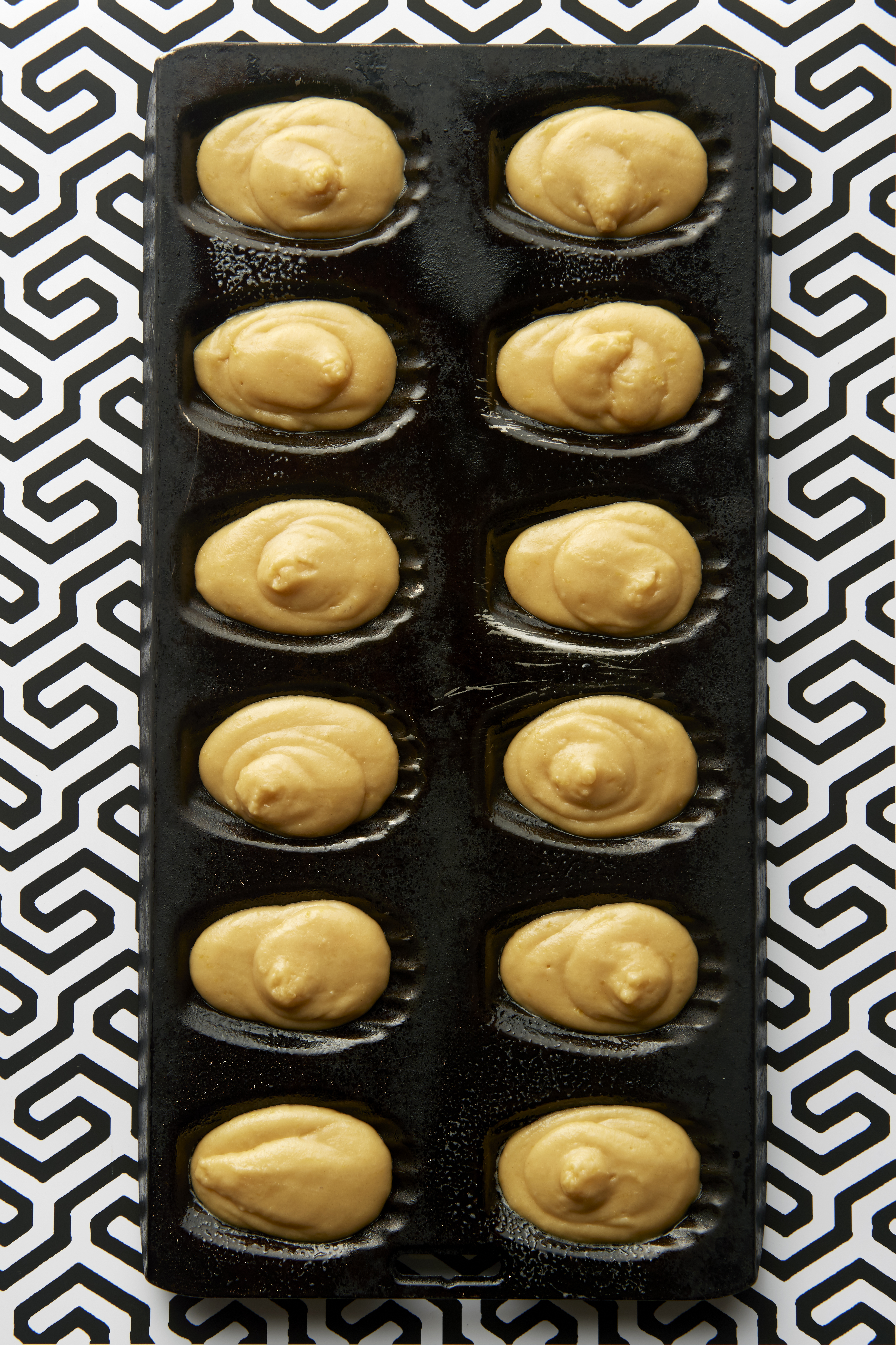 Madeleines filled with lemon curd