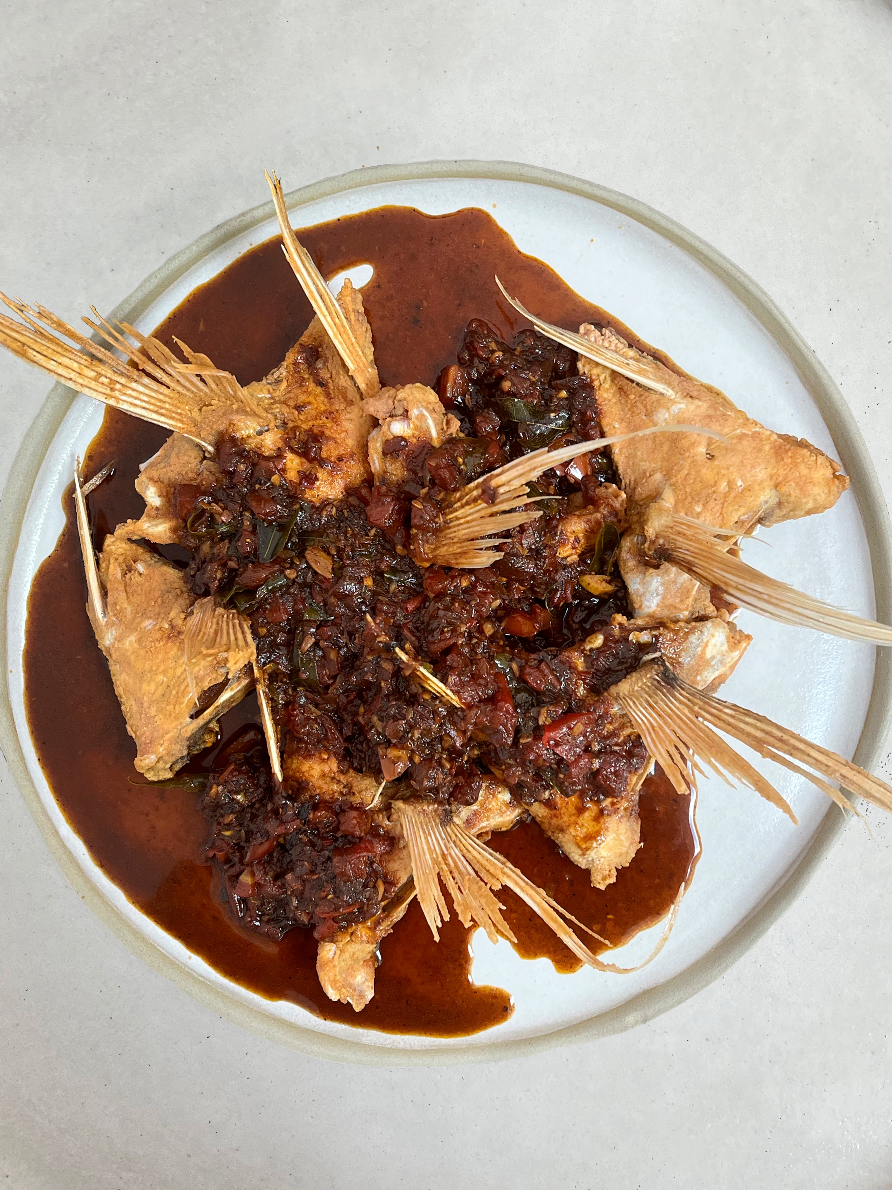 Deep-fried snapper wings with red curry sauce