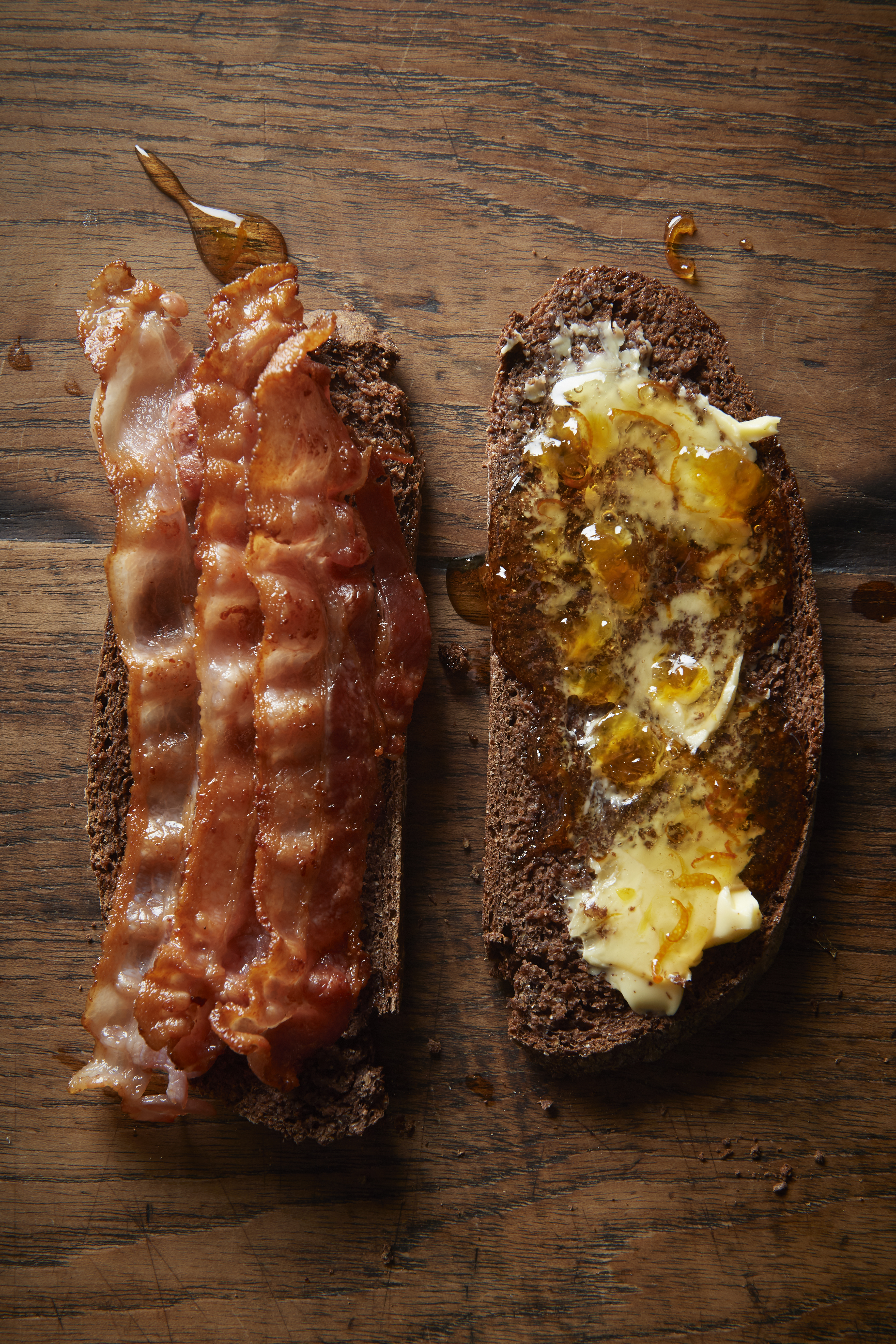 Pumpernickel sandwiches with bacon and marmalade