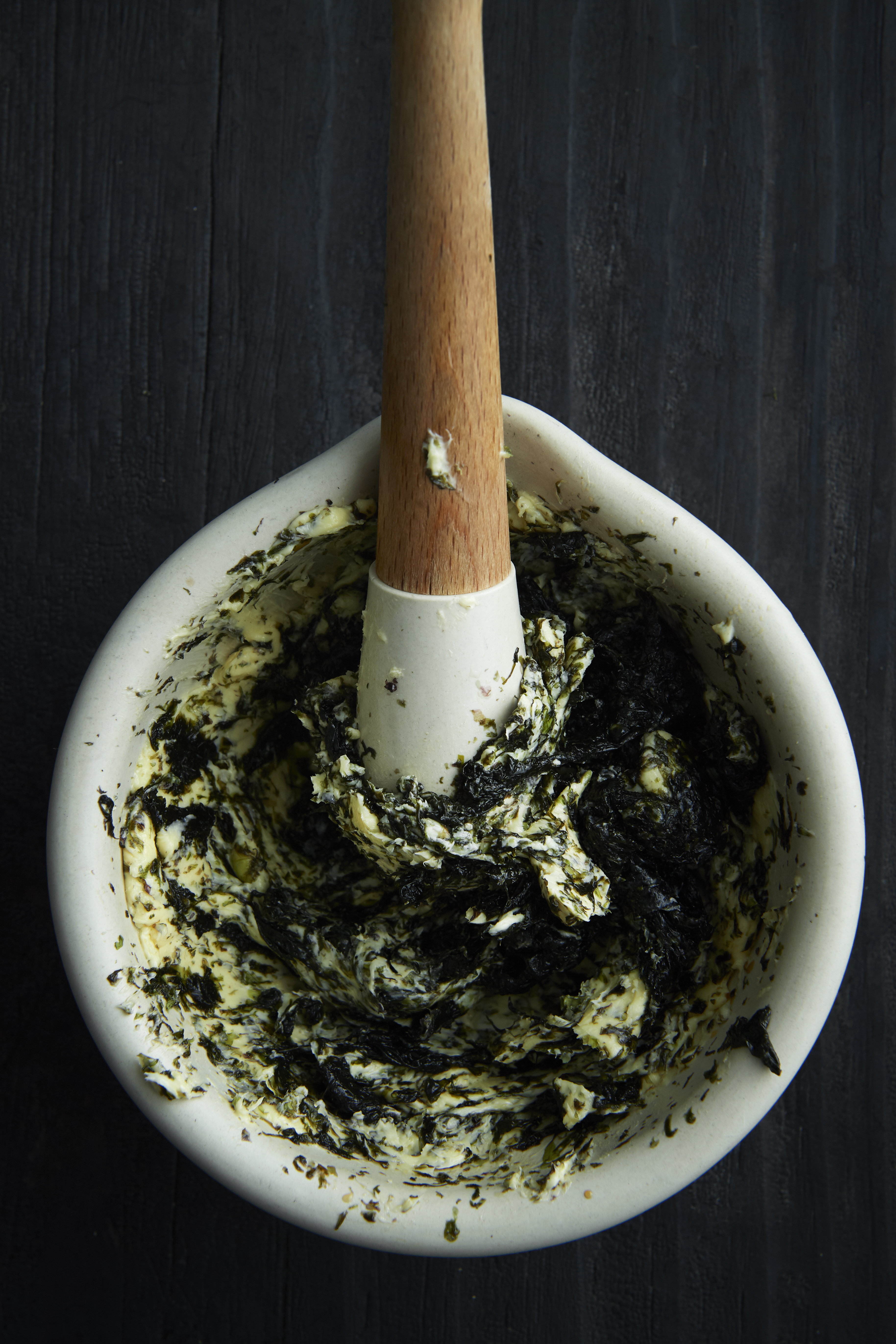 Scallops roasted with seaweed butter