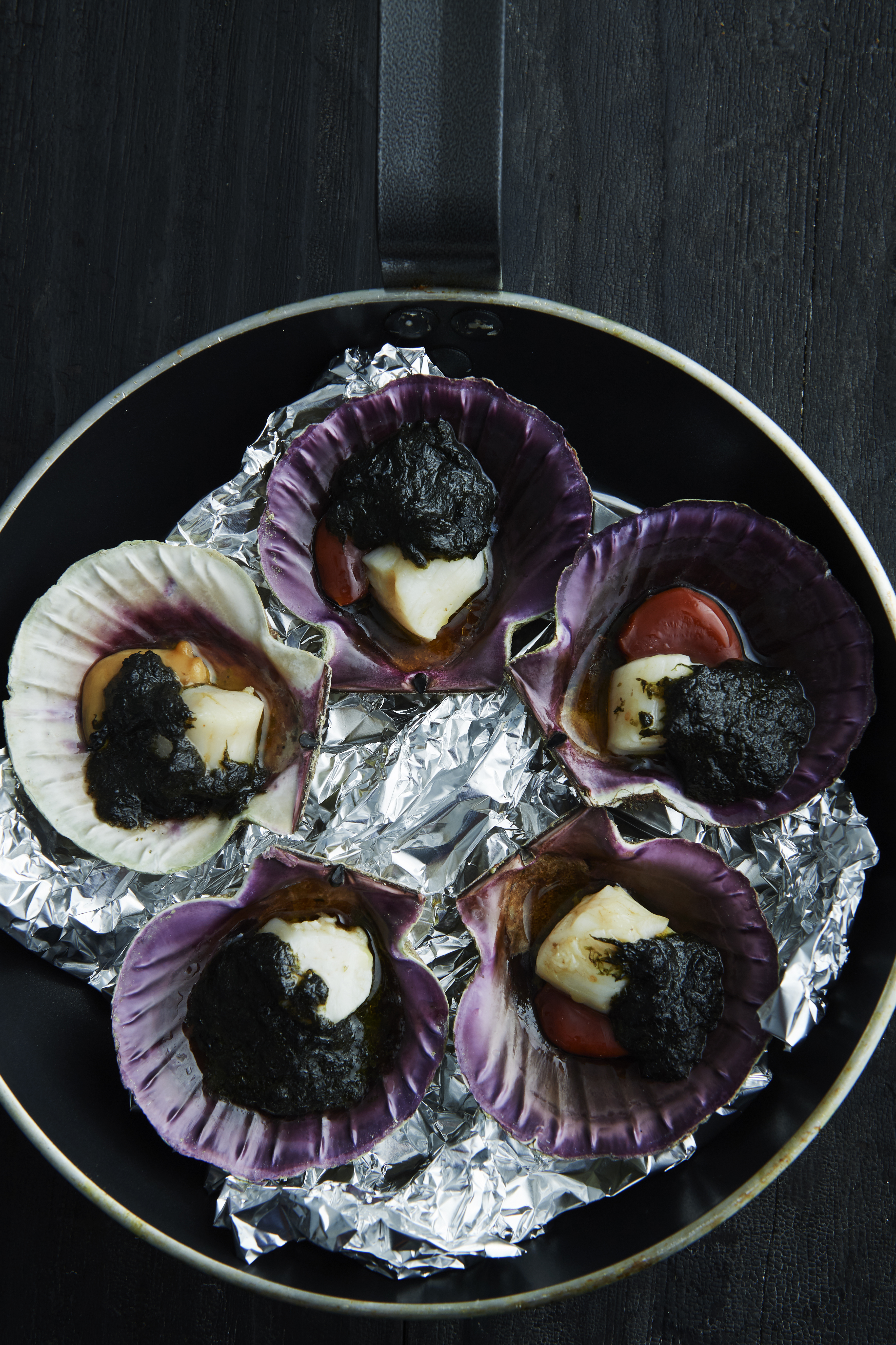 Scallops roasted with seaweed butter