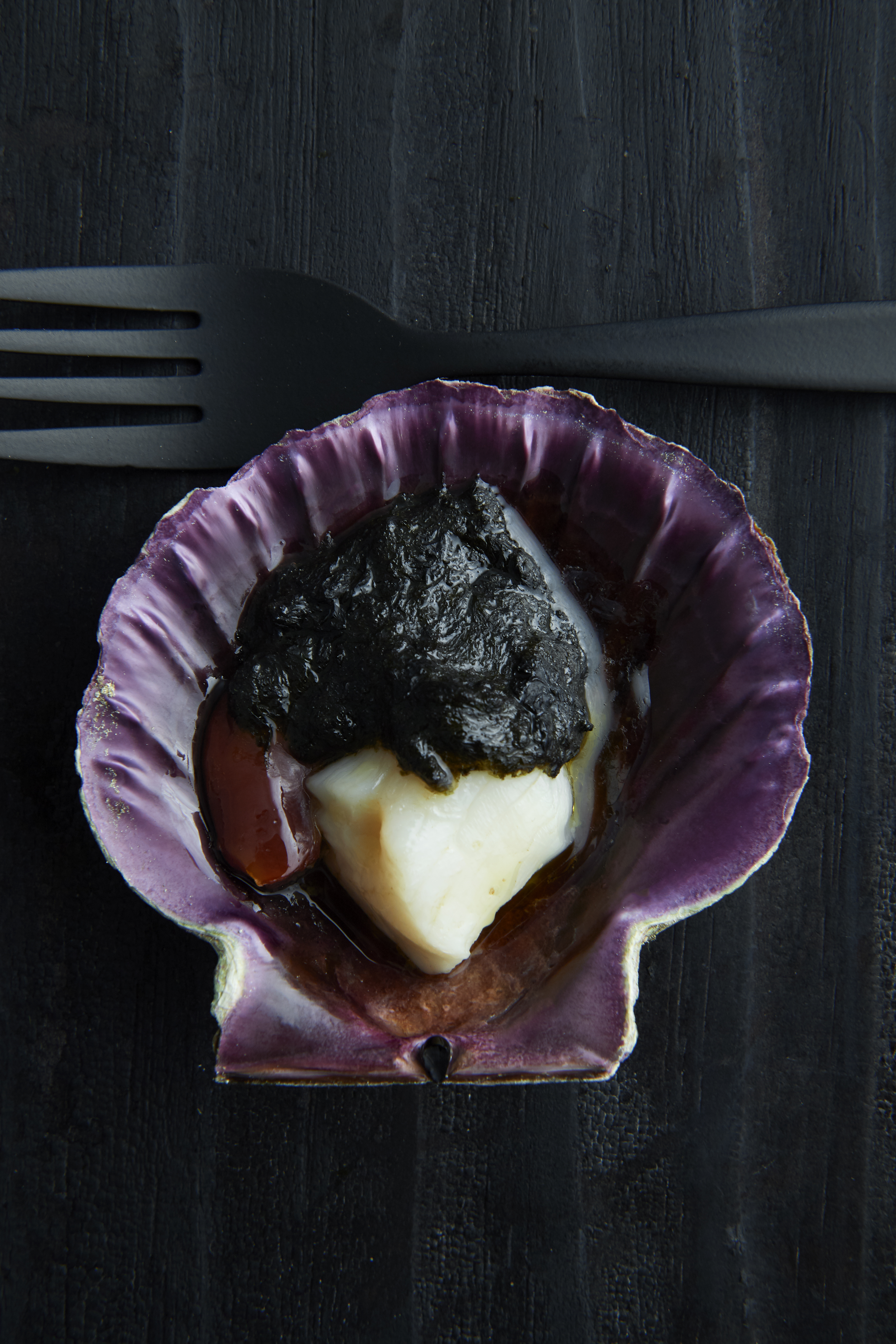 Scallops roasted with seaweed butter