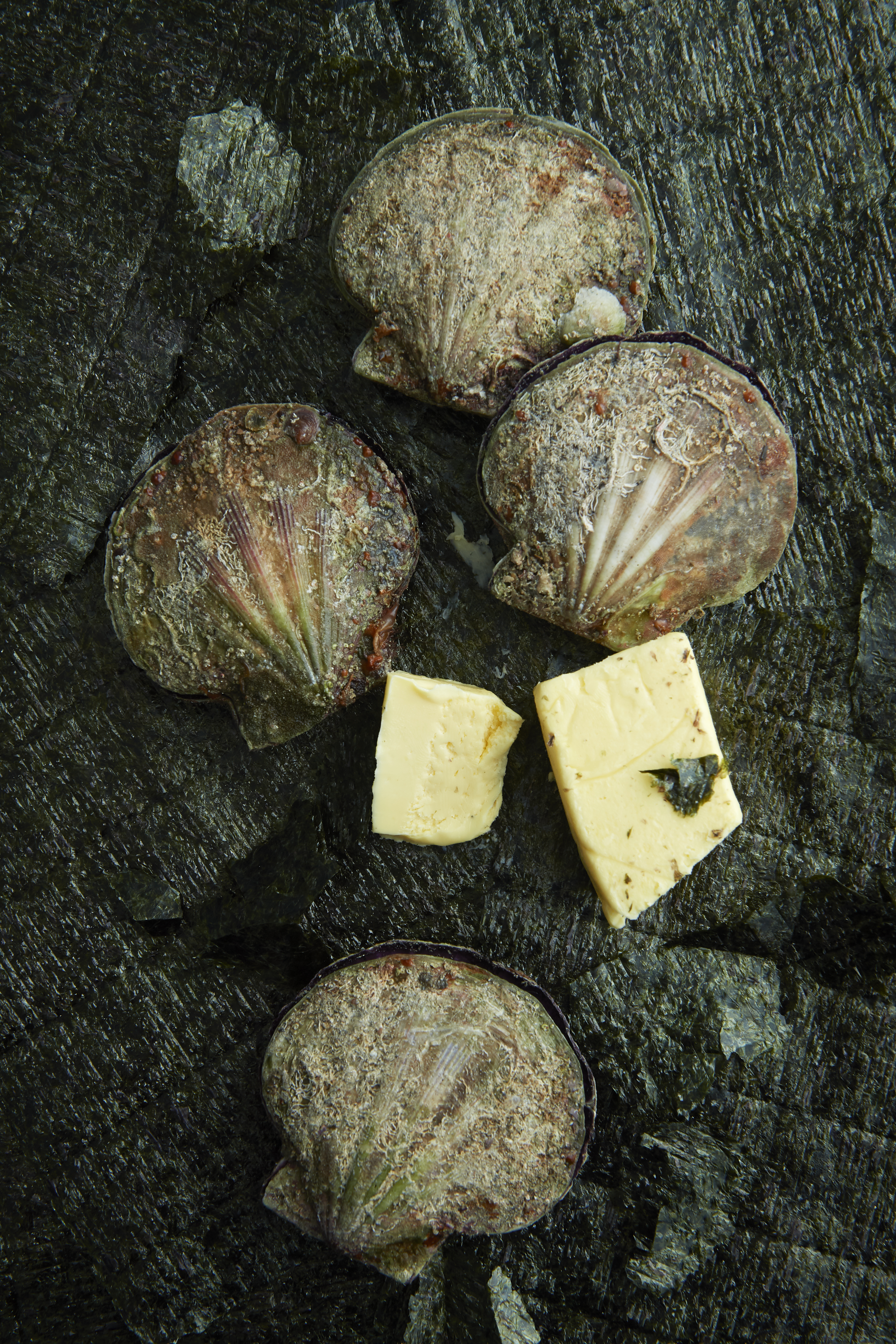 Scallops roasted with seaweed butter