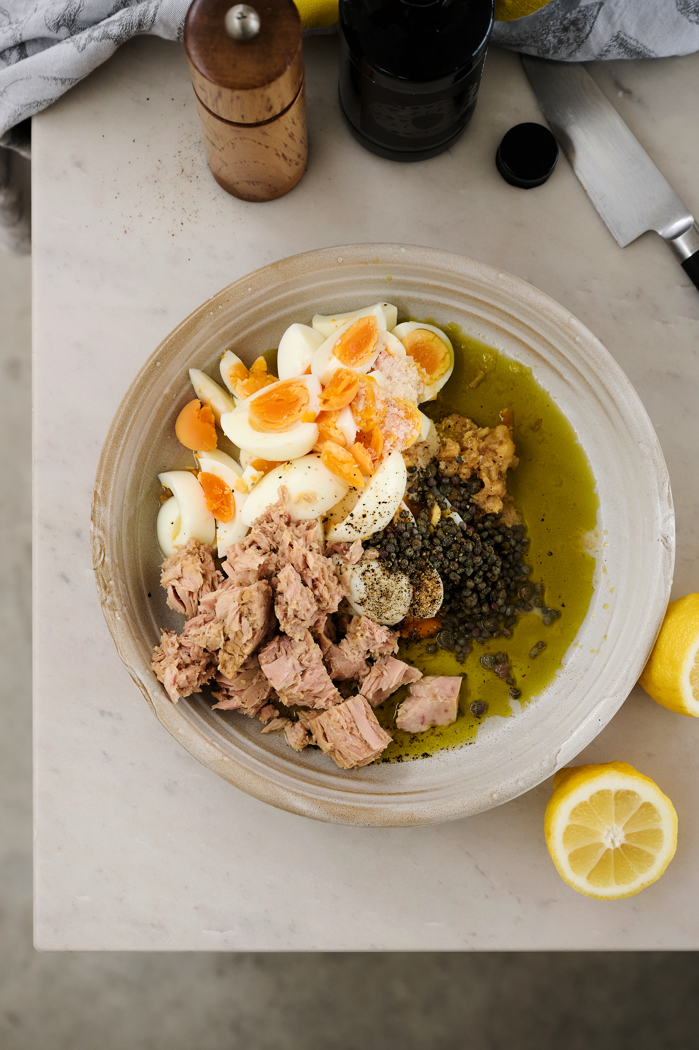 Tuna and eggs in oil.