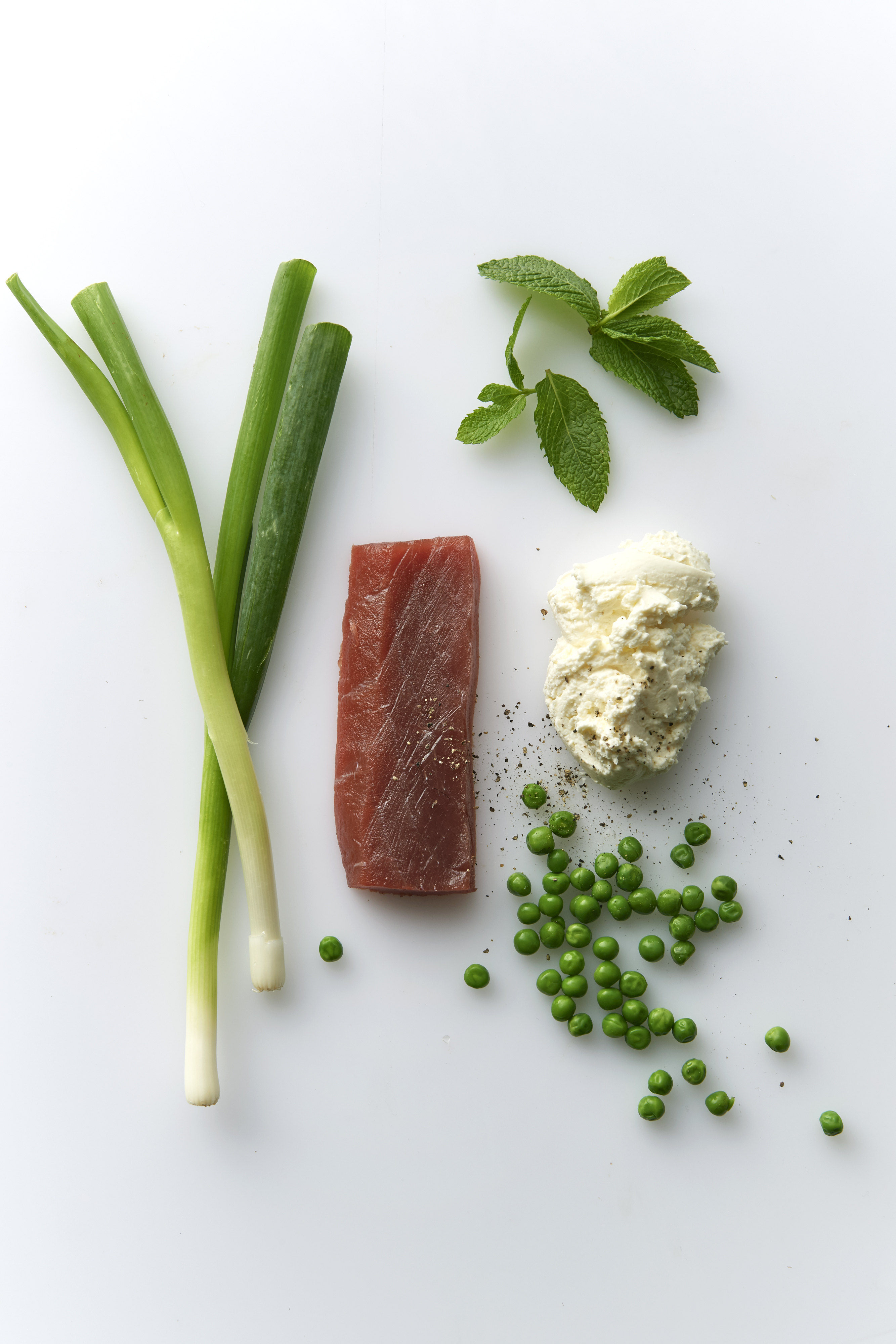 Tuna tartare with crushed pea salad