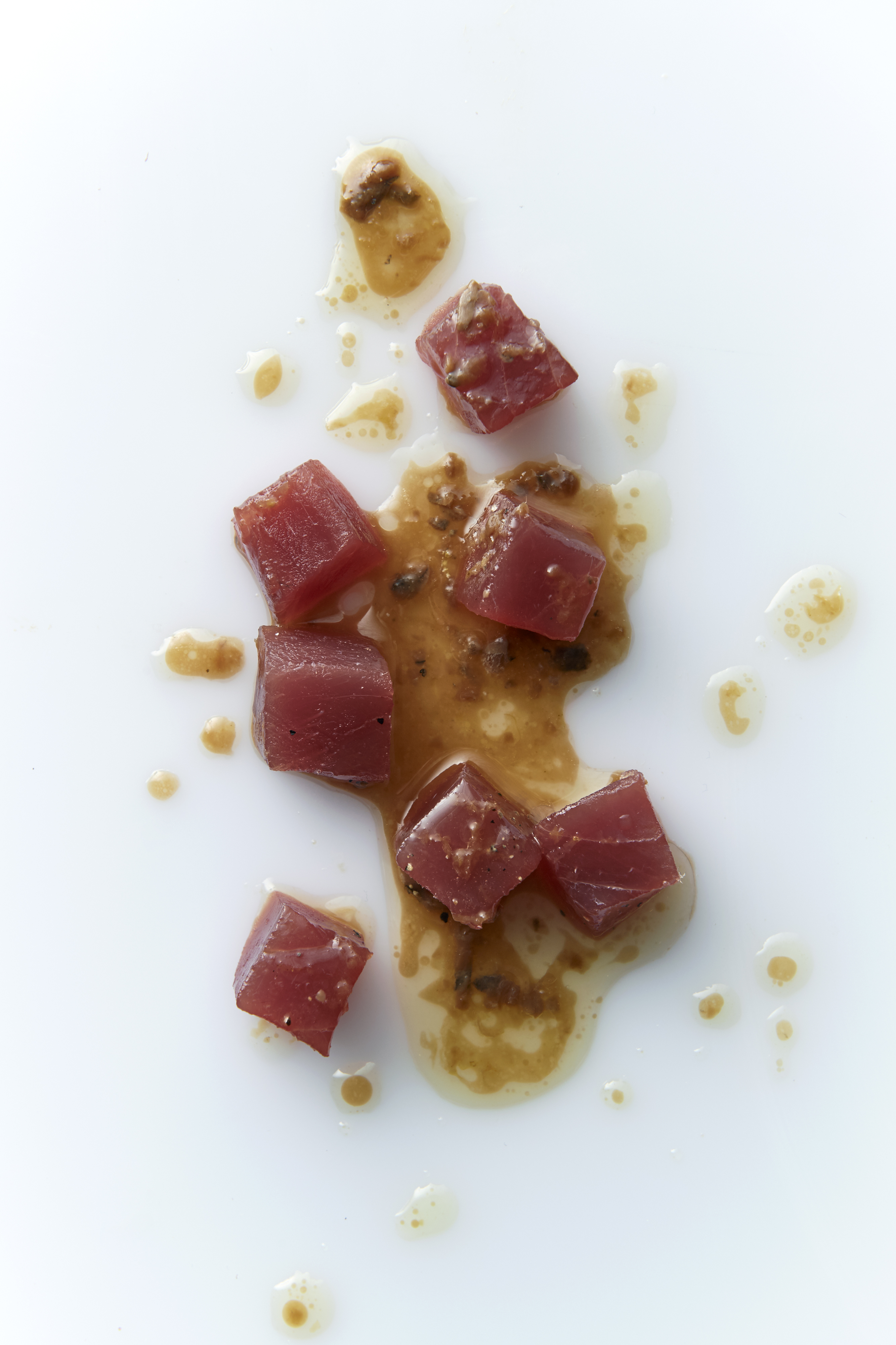 Tuna tartare with crushed pea salad