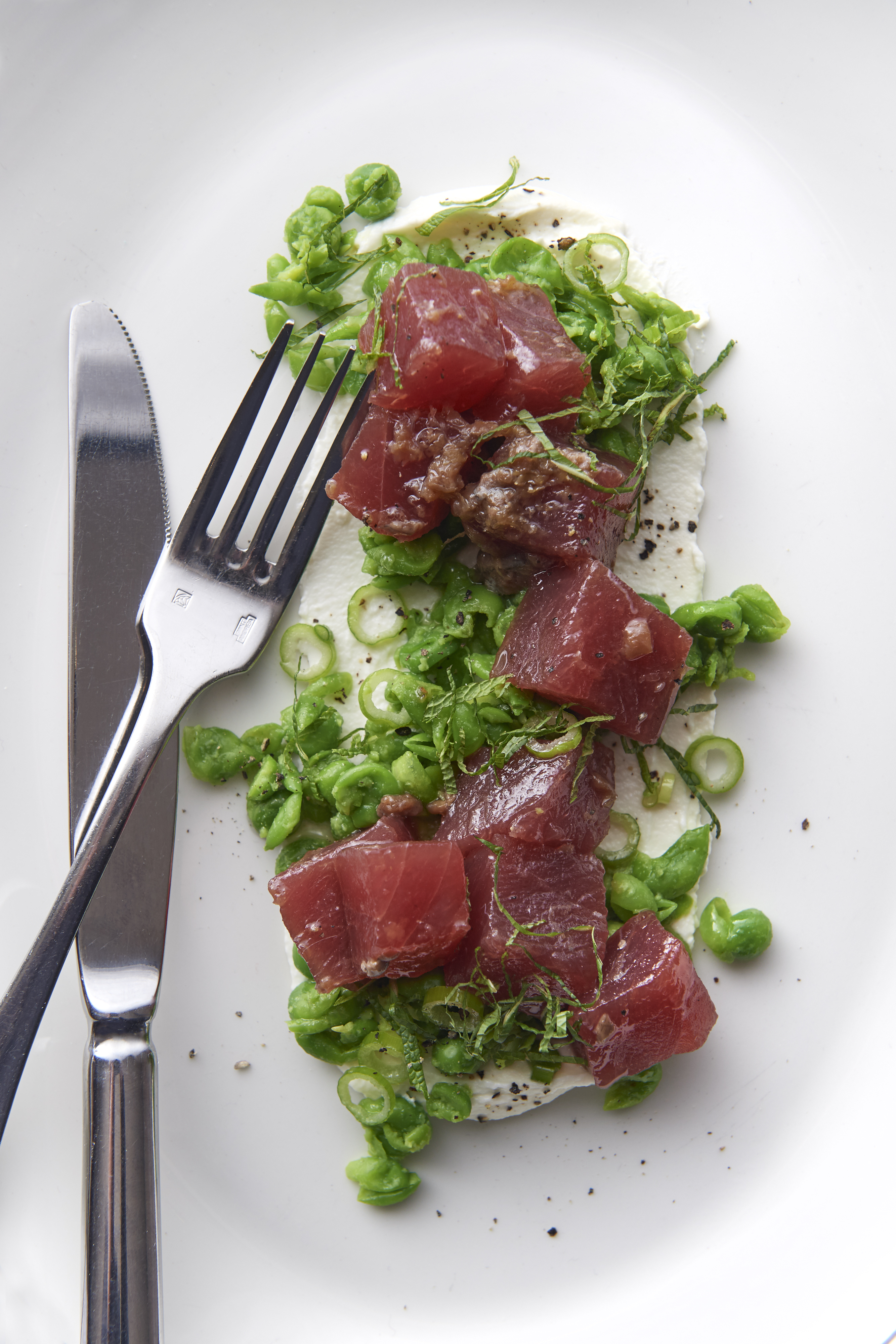 Tuna tartare with crushed pea salad