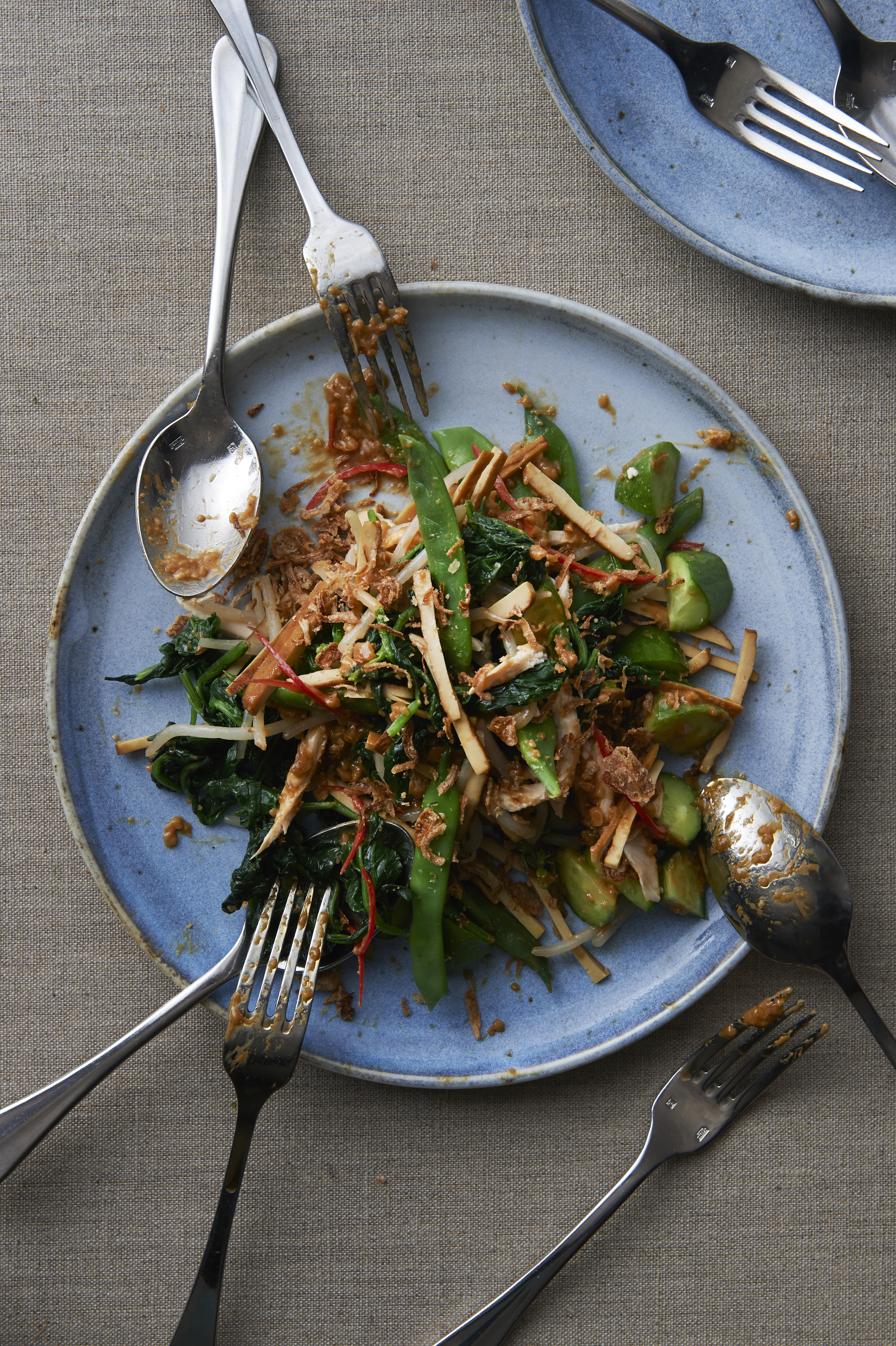 Vegetable salad with peanut sauce
