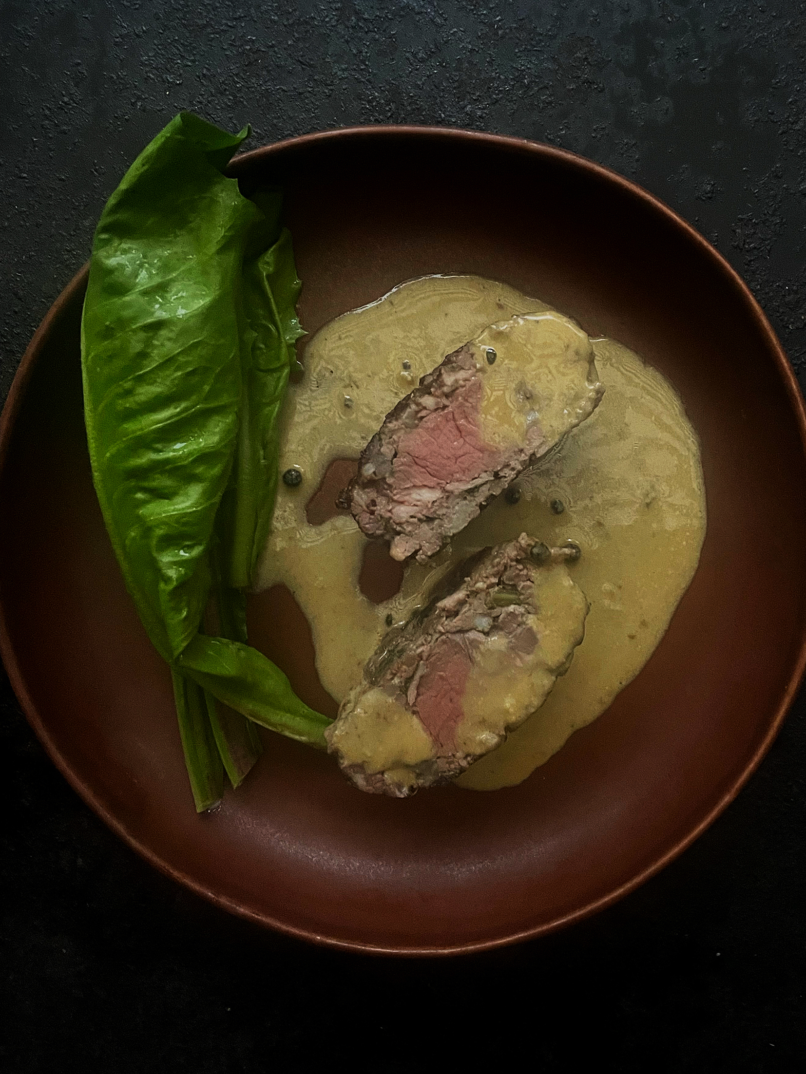 Venison en crépinette with green pepper sauce (caillettes)